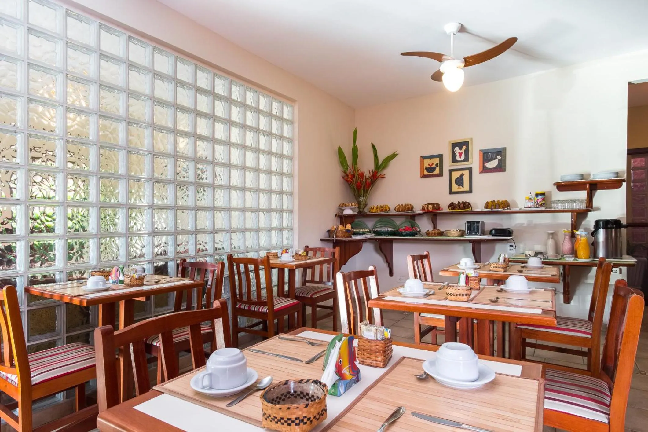 Restaurant/places to eat in Pousada Mar Azul