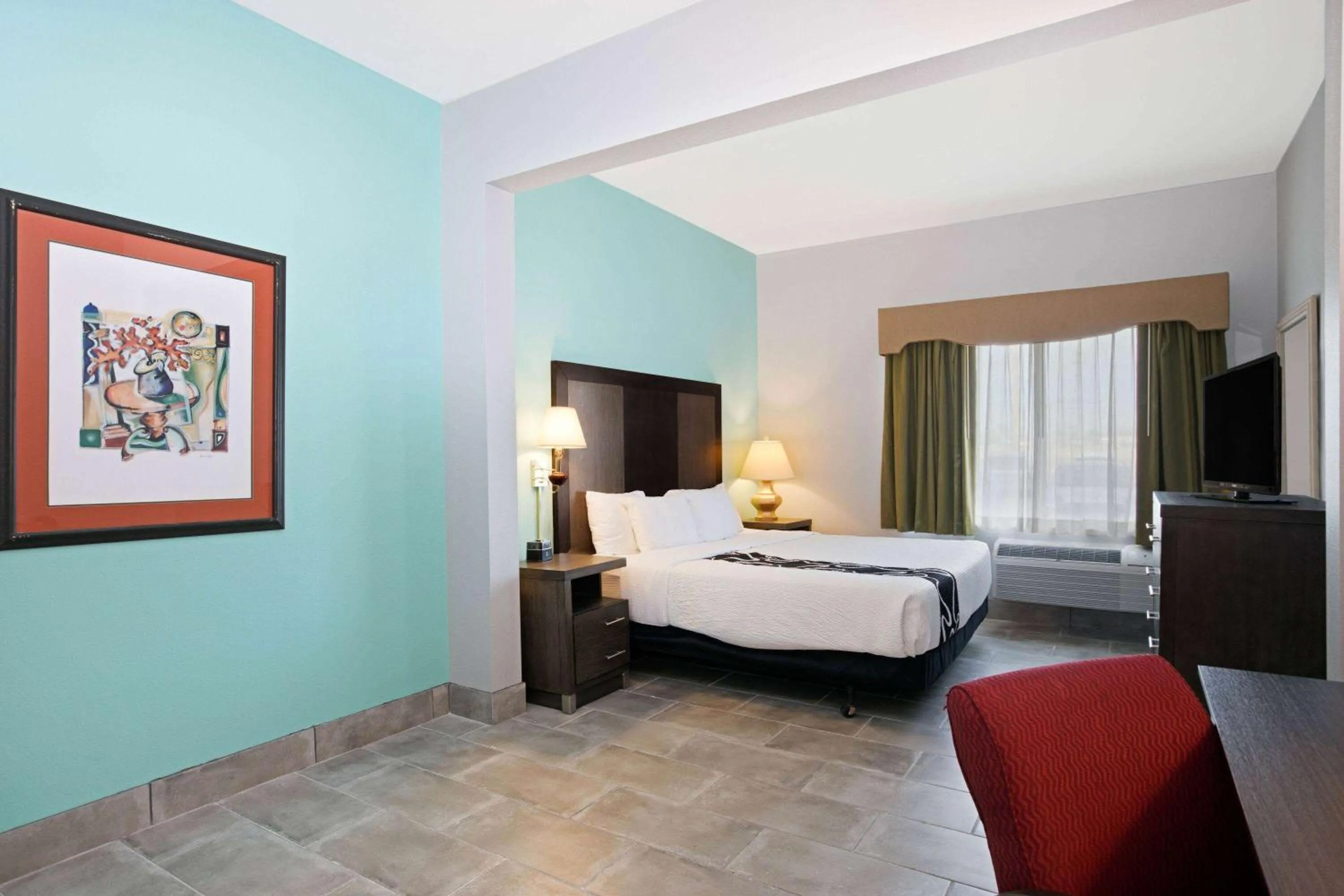 Photo of the whole room, Bed in La Quinta by Wyndham Omaha Airport Downtown