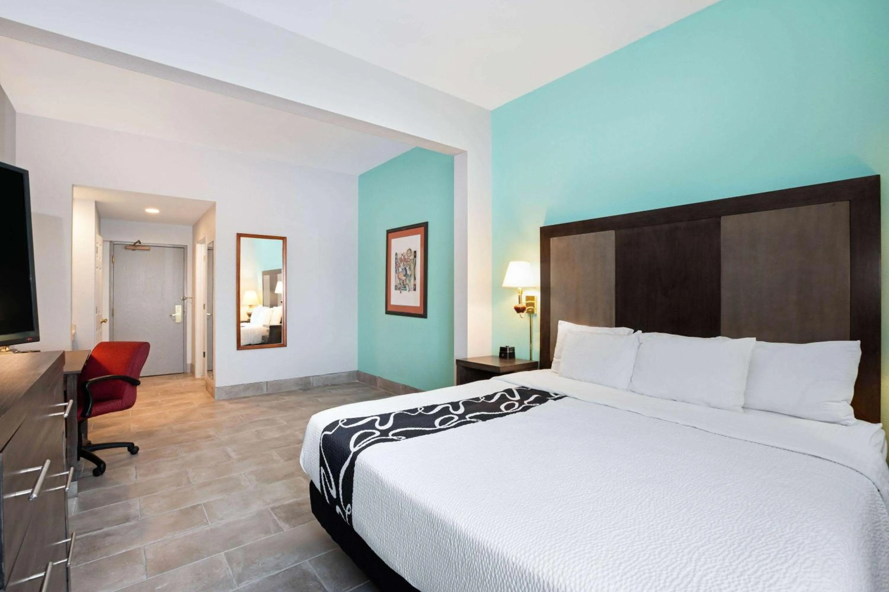 Photo of the whole room, Bed in La Quinta by Wyndham Omaha Airport Downtown