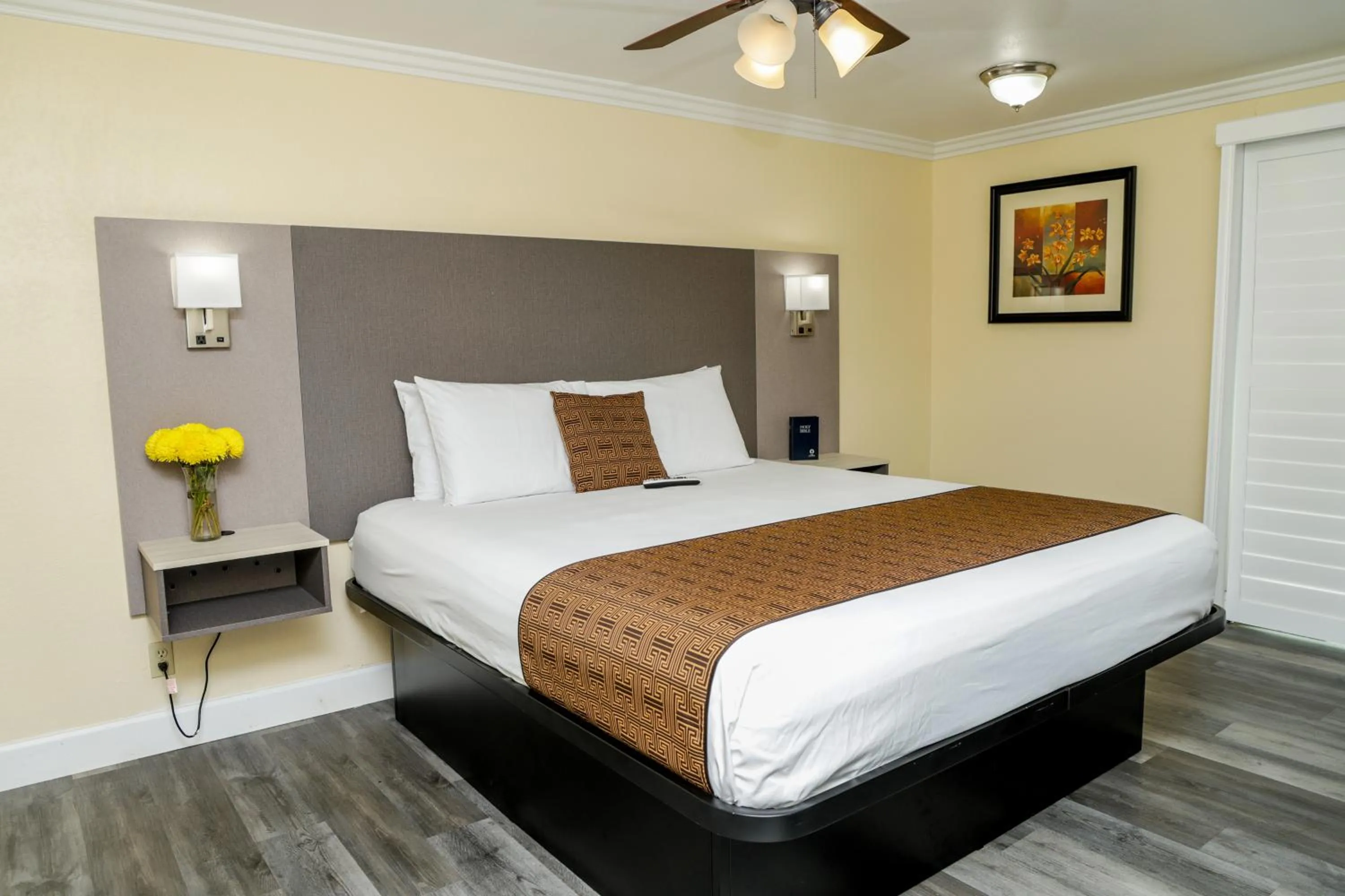 Bed in Silver Surf Motel