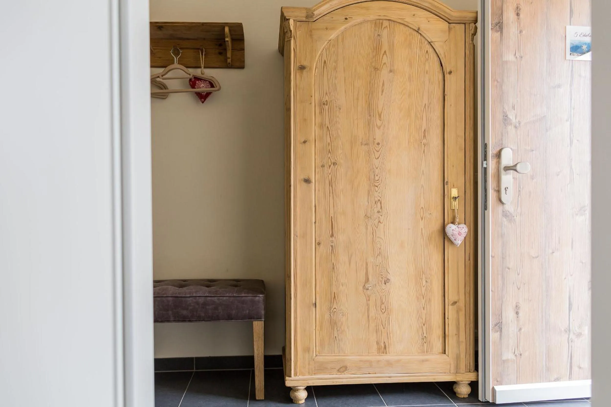 wardrobe in HOMEBOUND APARTMENTS Salzburg City II - contactless check-in