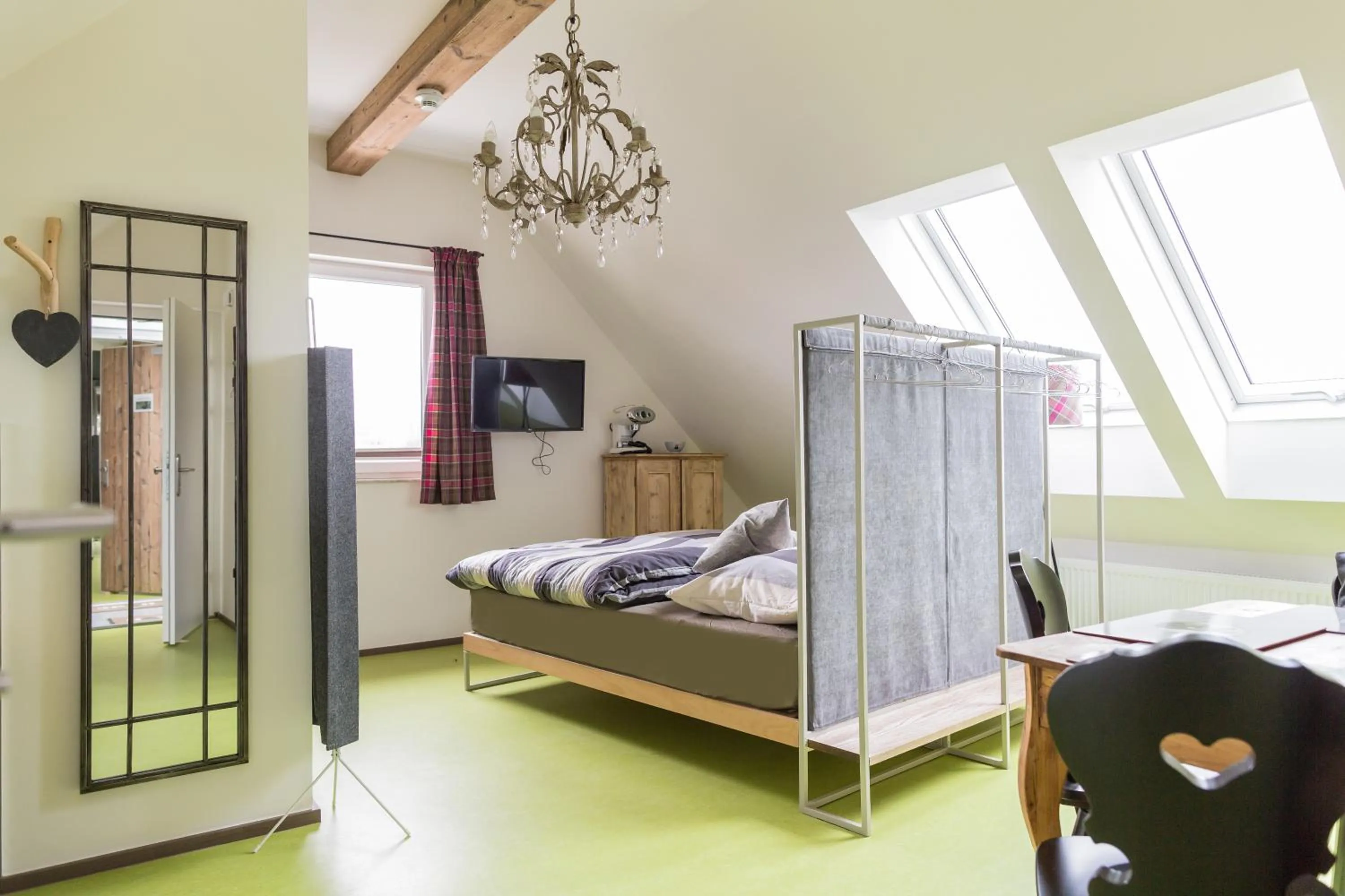 Photo of the whole room, Bed in HOMEBOUND APARTMENTS Salzburg City II - contactless check-in