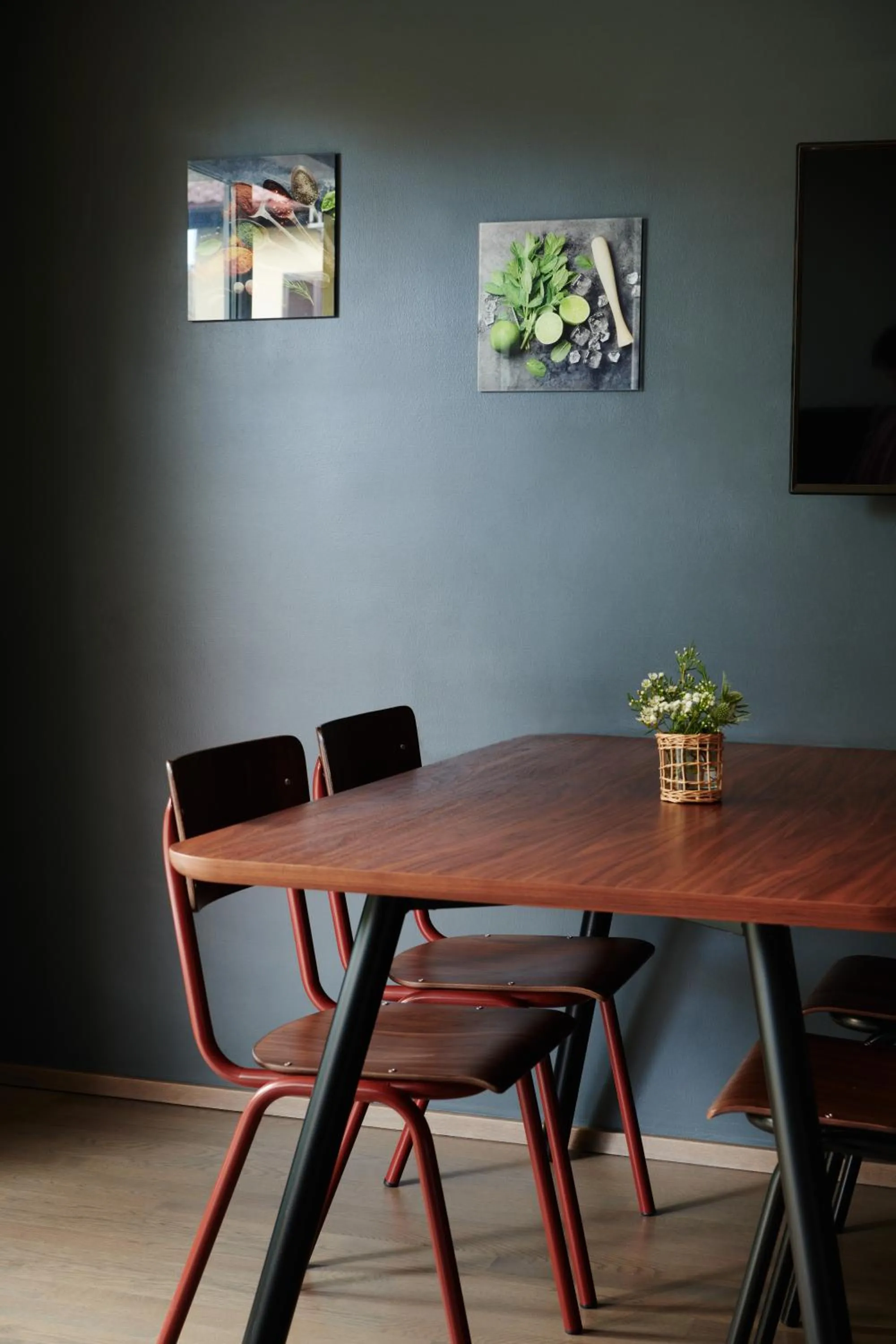 Dining area in HOMEBOUND APARTMENTS Salzburg City II - contactless check-in