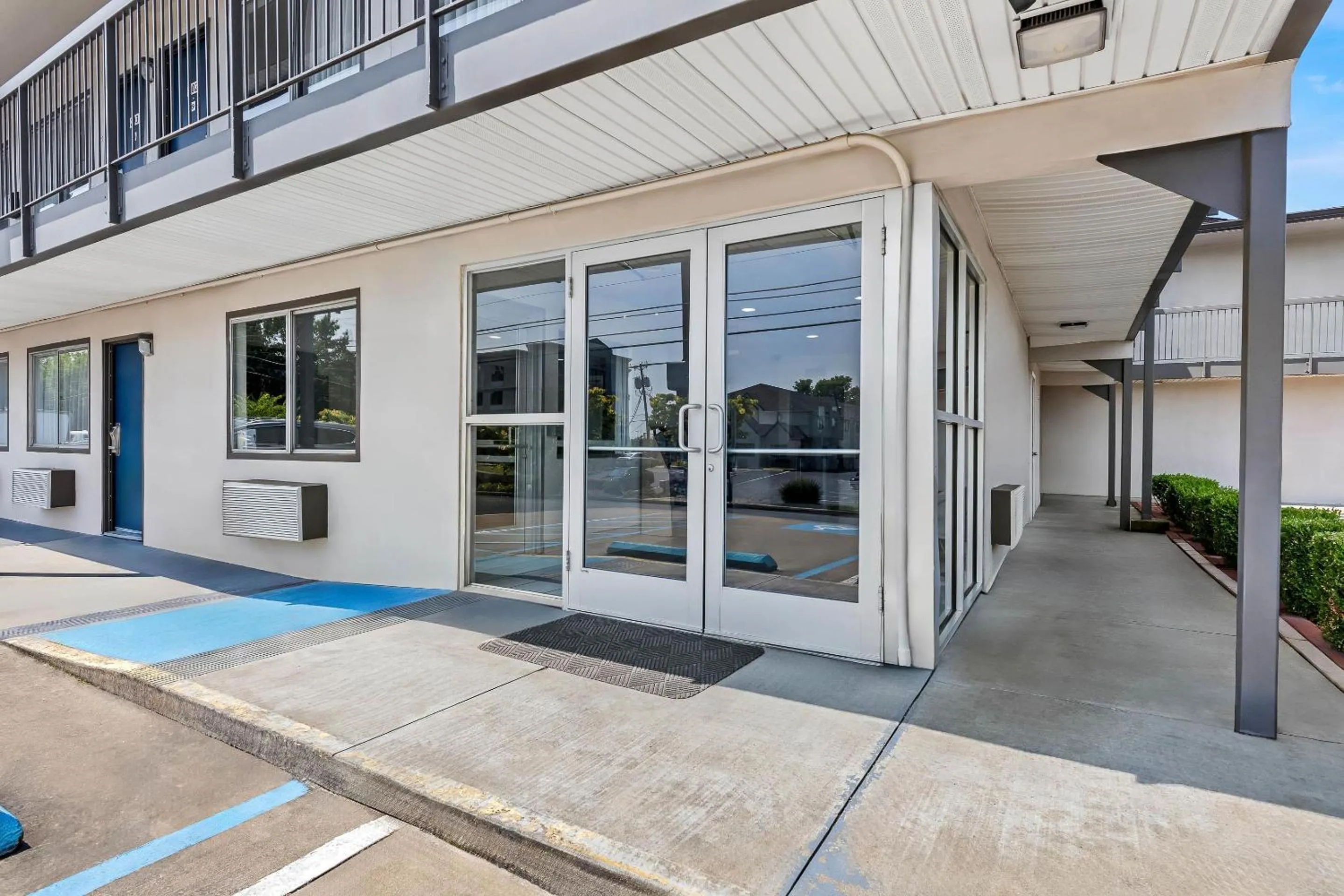 Property building in Motel 6-Murfreesboro, TN