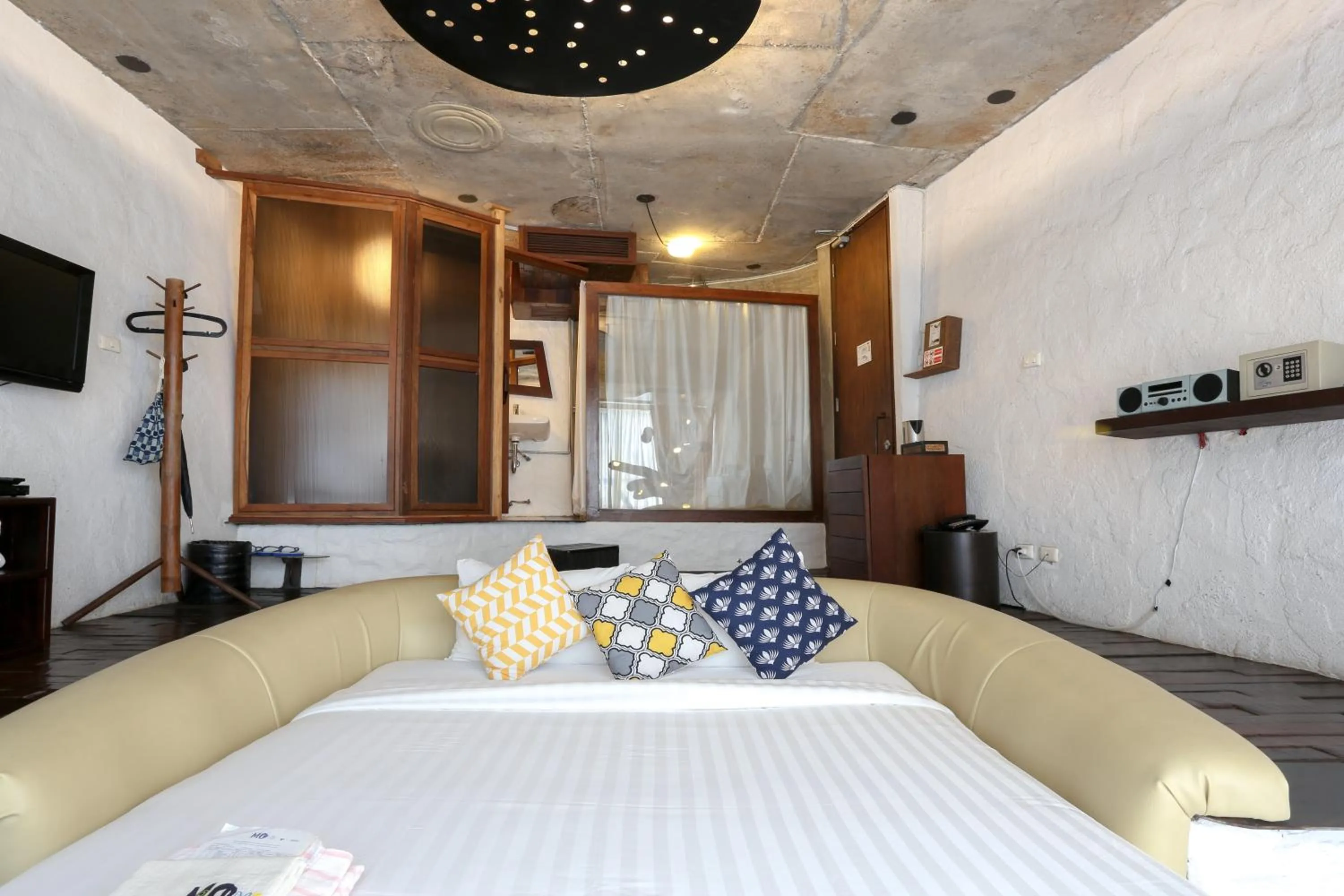 Photo of the whole room, Bed in Mo rooms