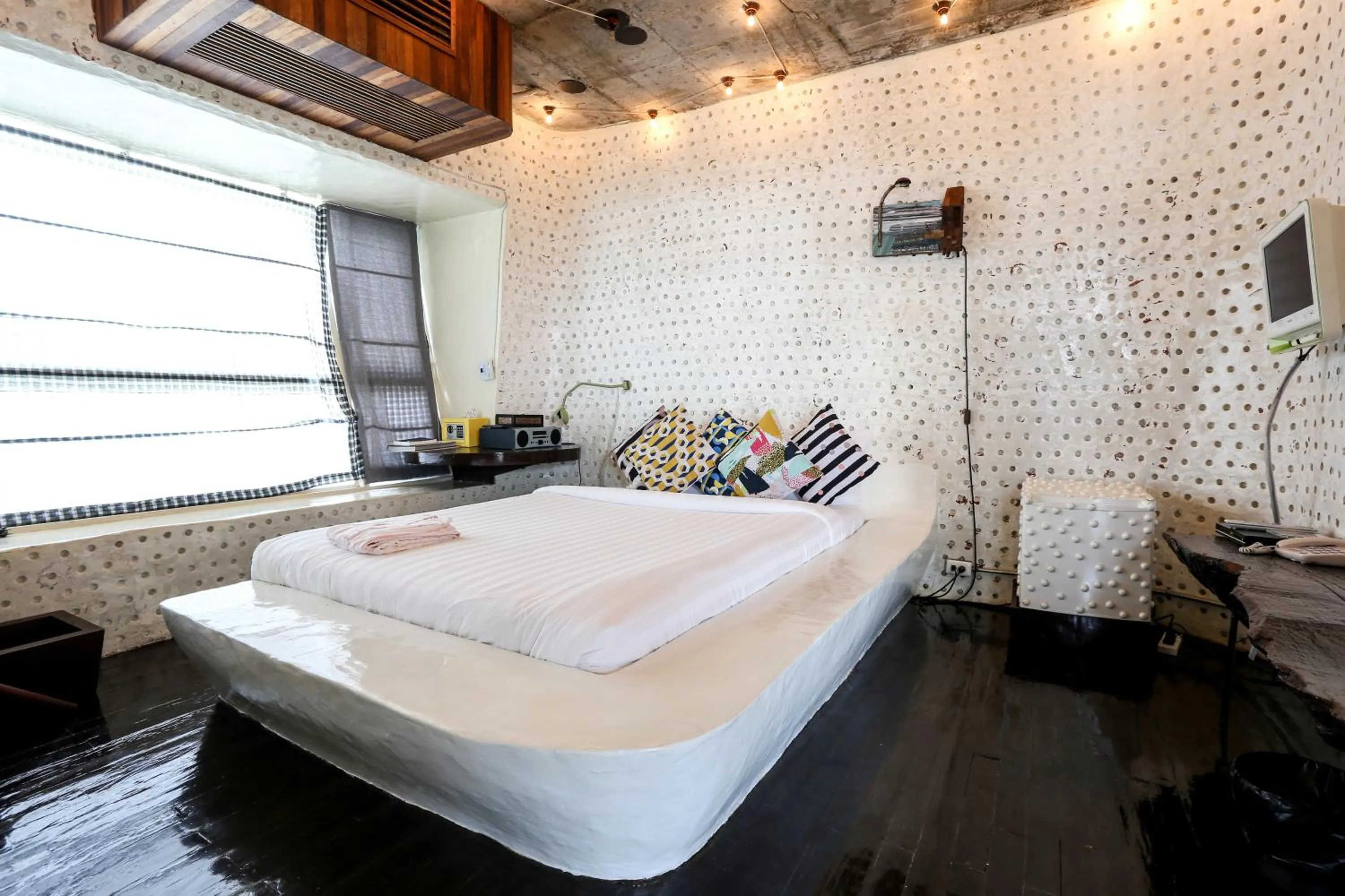 Photo of the whole room, Bed in Mo rooms