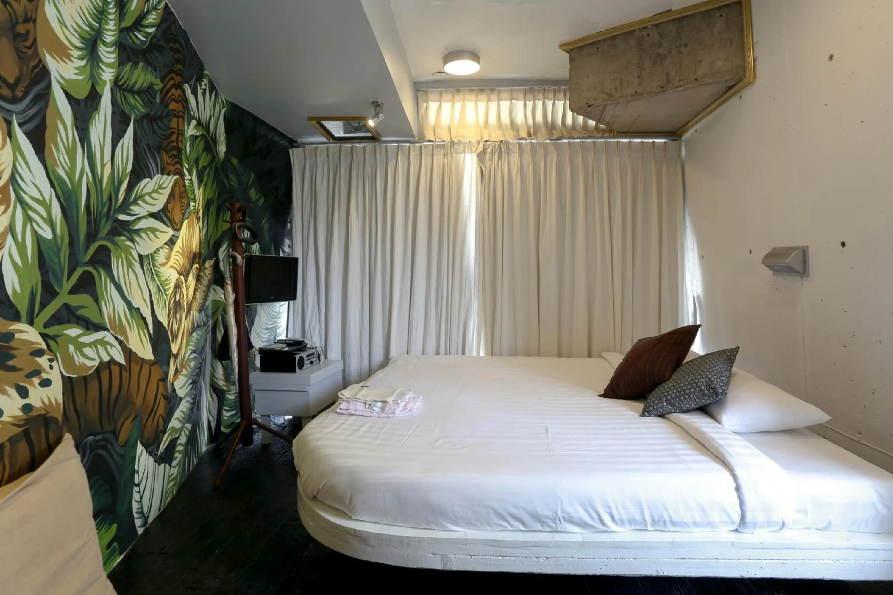 Photo of the whole room, Bed in Mo rooms