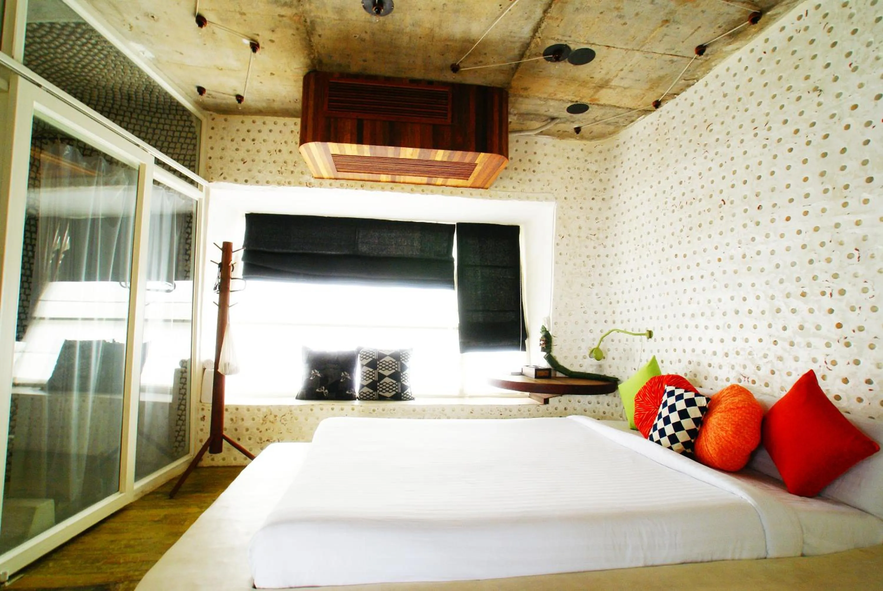 Photo of the whole room, Bed in Mo rooms