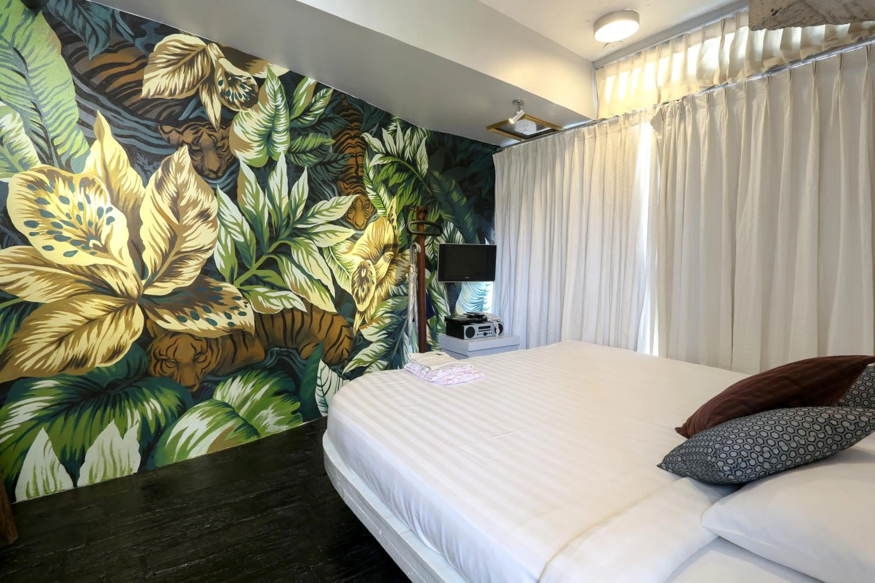 Photo of the whole room, Bed in Mo rooms