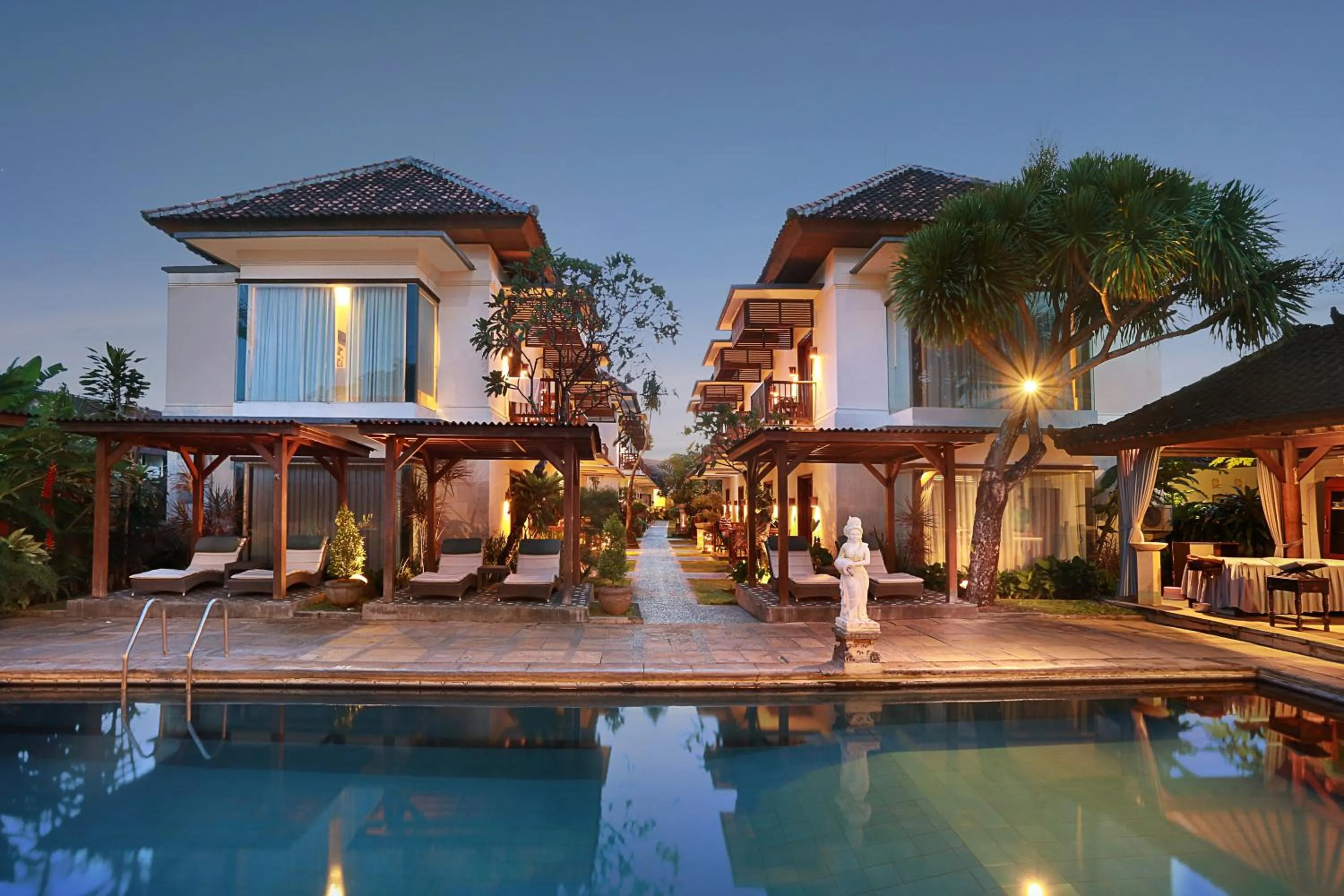 Swimming pool in Respati Beach Hotel