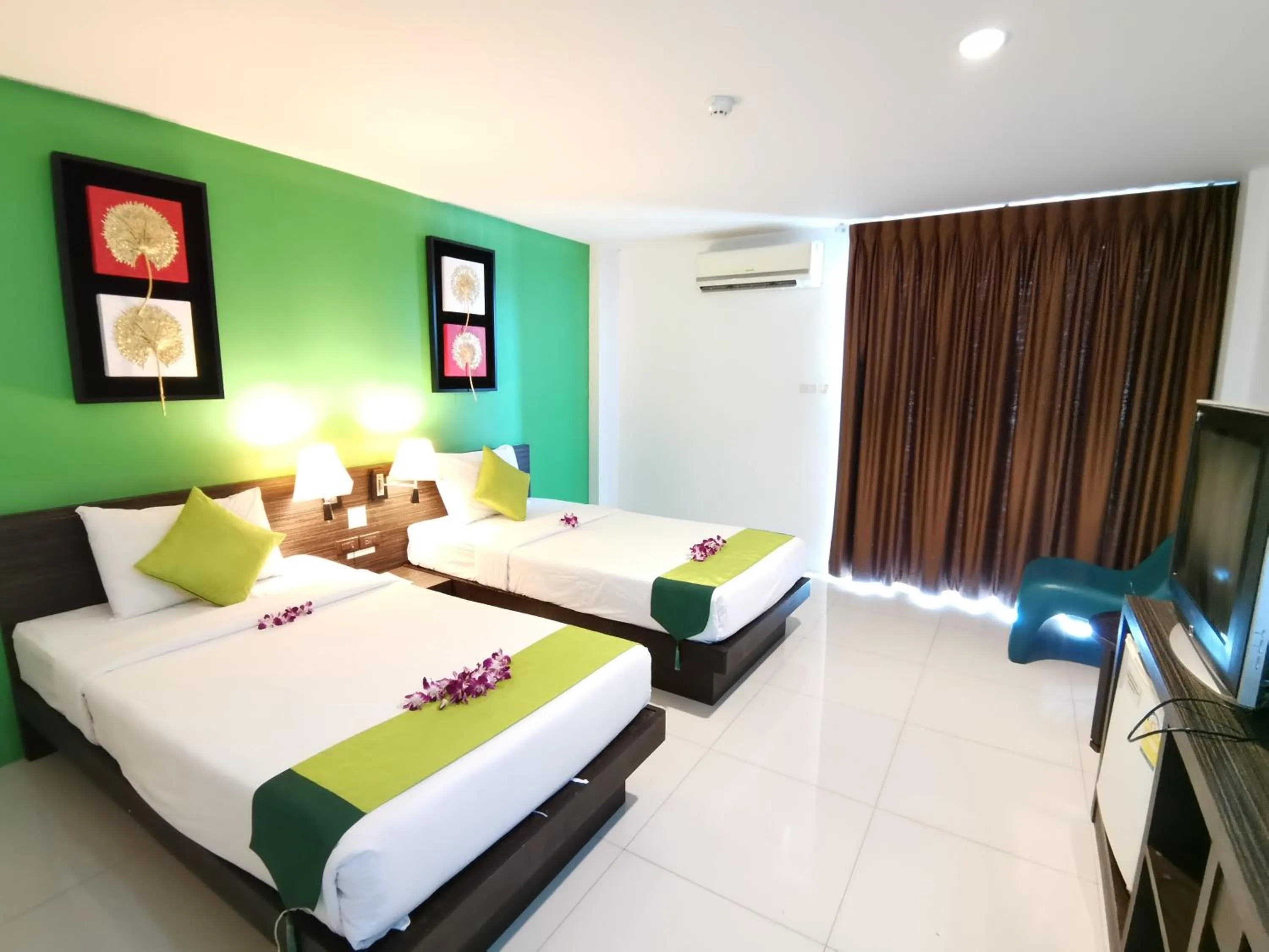 Bedroom, Bed in Twin Hotel