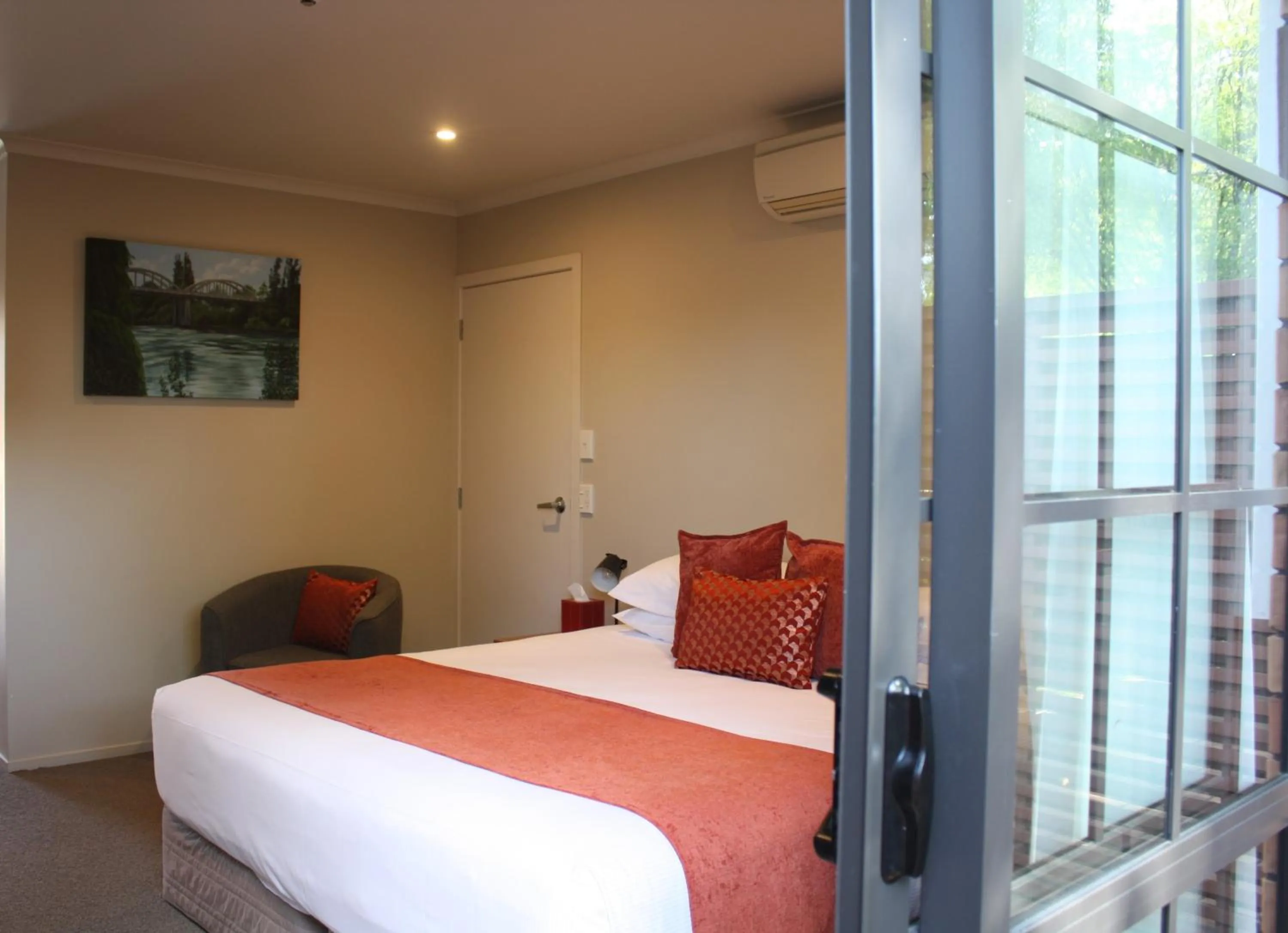 Bedroom, Bed in Albert Court Motor Lodge