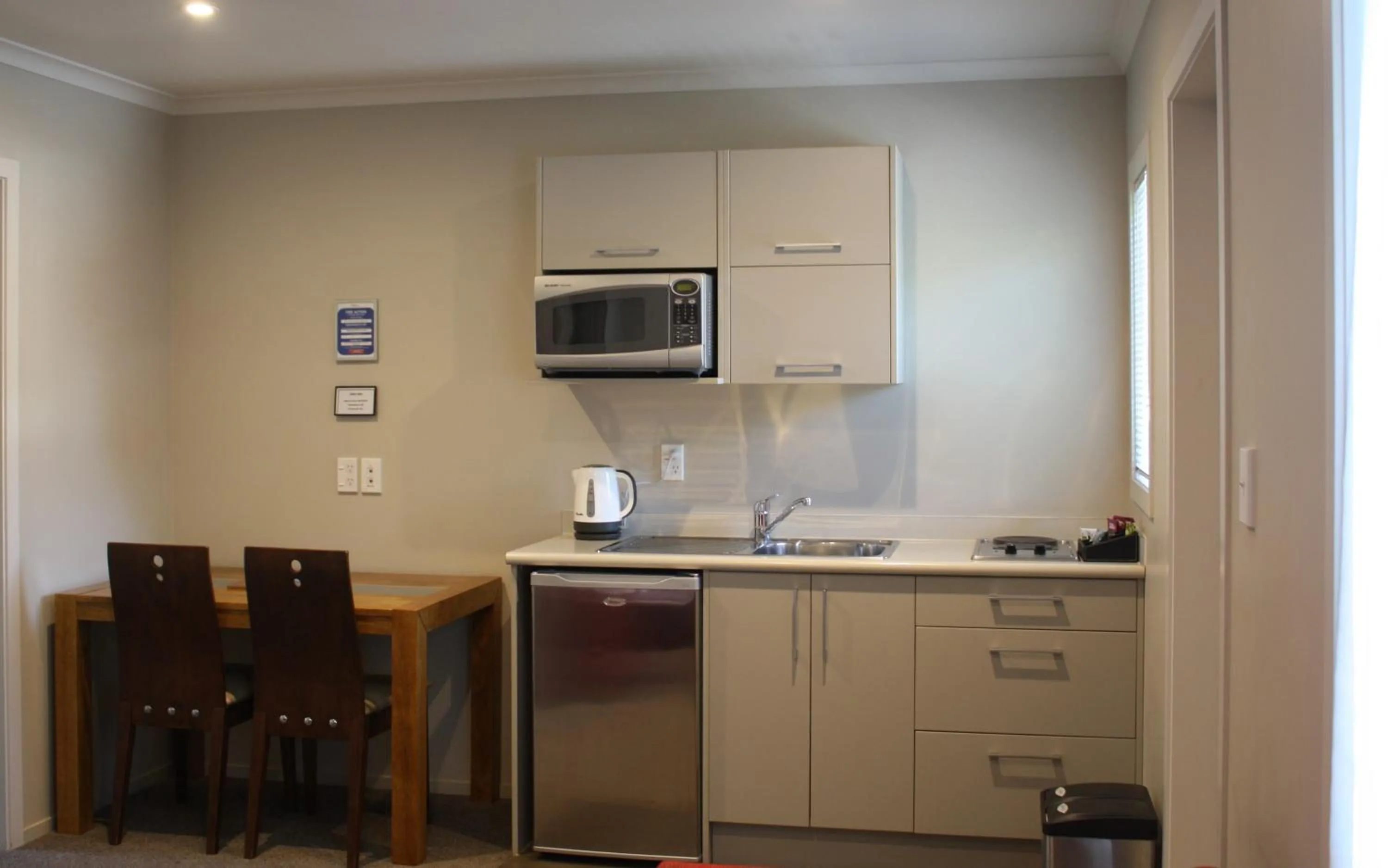 Kitchen or kitchenette in Albert Court Motor Lodge
