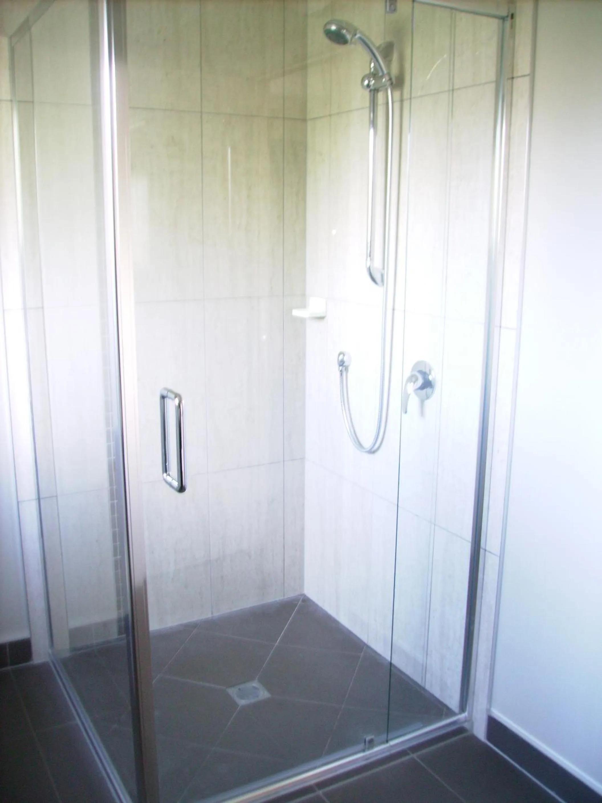 Bathroom in Albert Court Motor Lodge