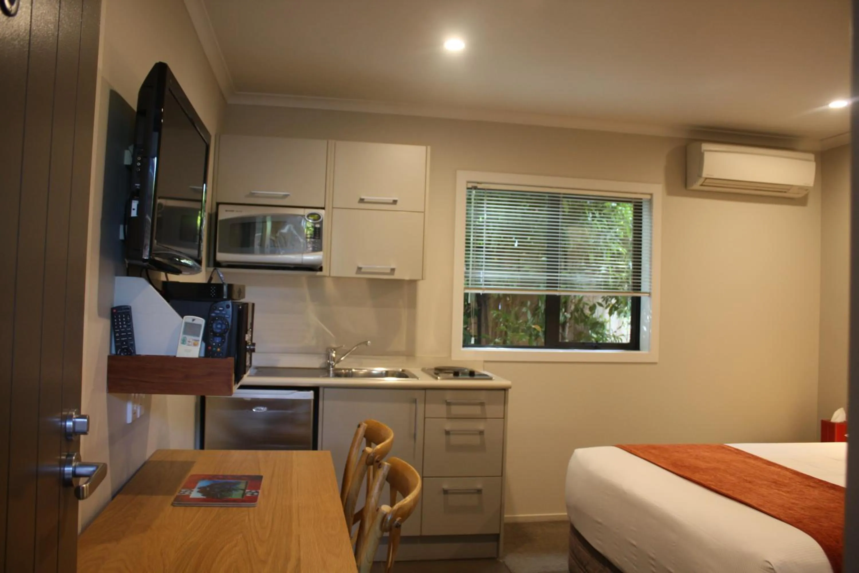 Bedroom, Bed in Albert Court Motor Lodge