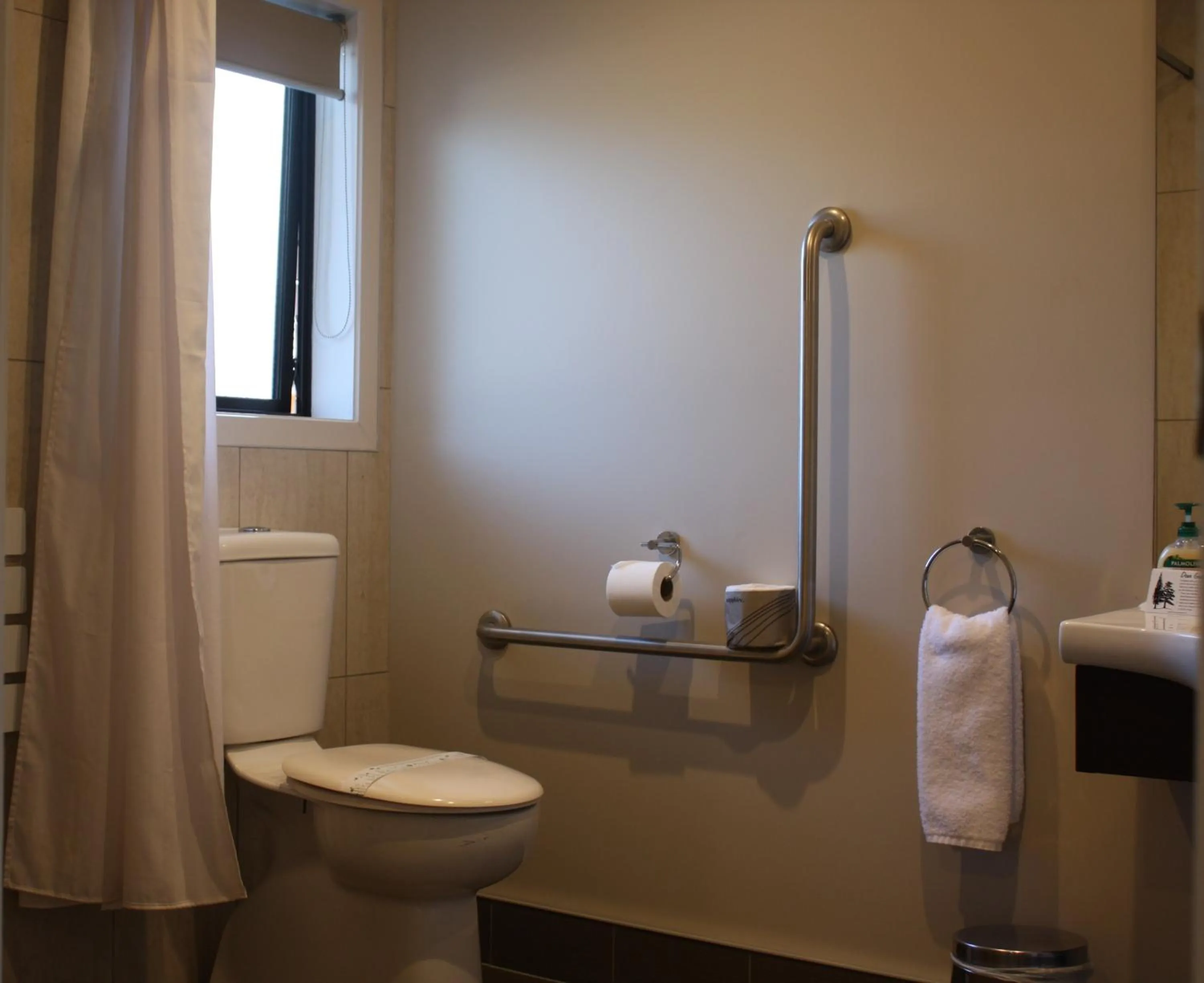 Bathroom in Albert Court Motor Lodge