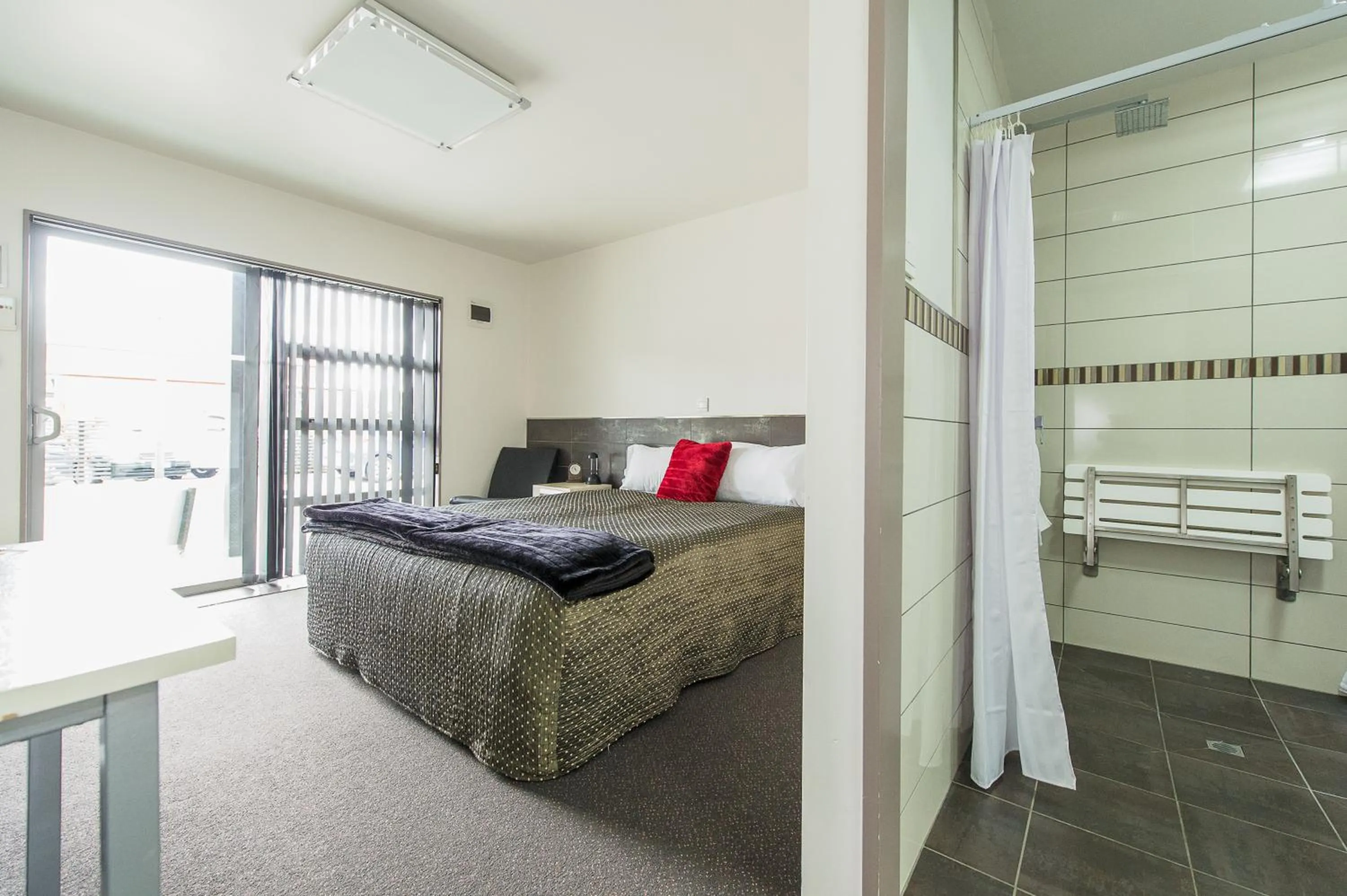 Shower, Bed in 151 On London Motel & Conference Centre