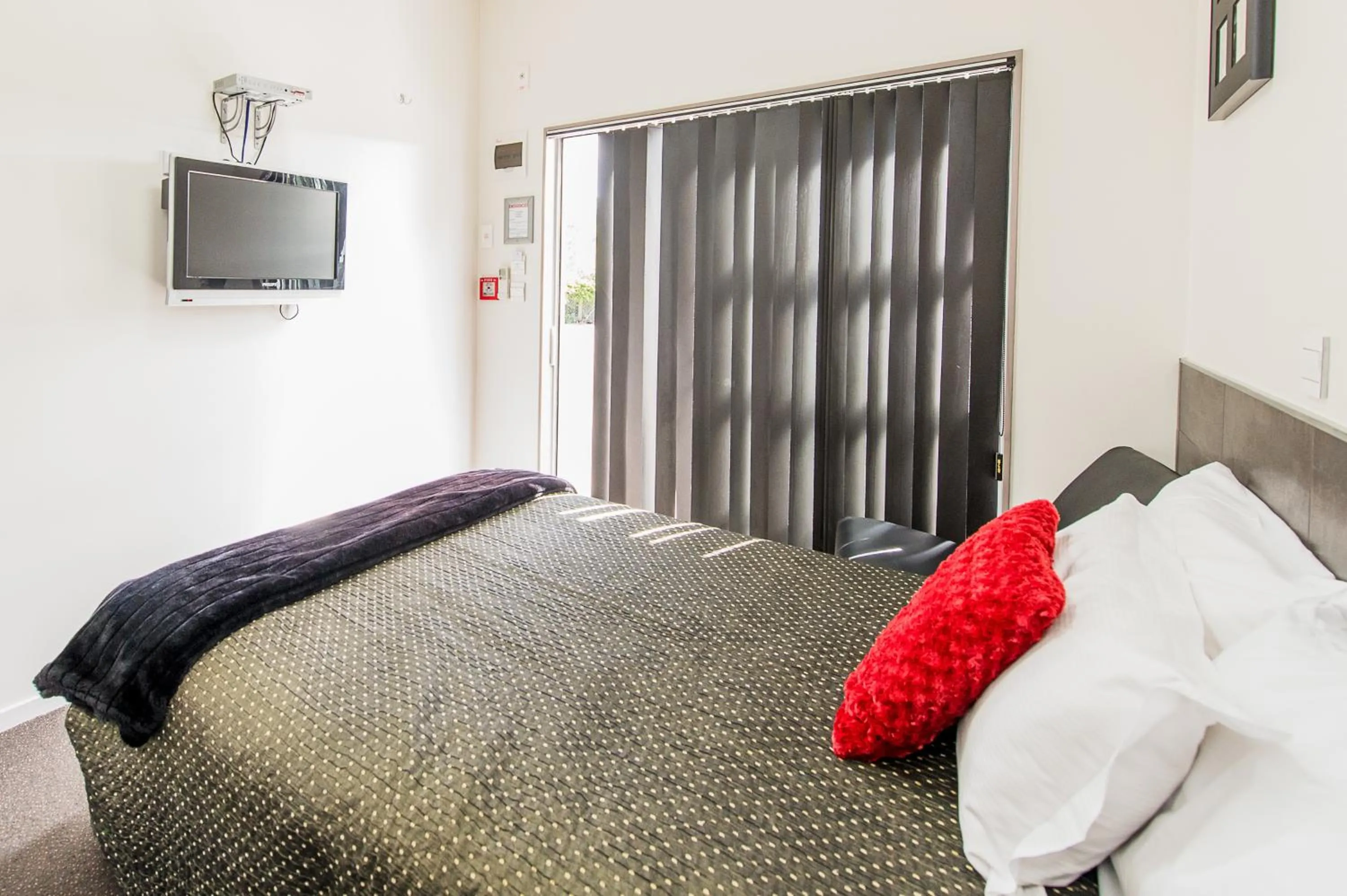 Bed in 151 On London Motel & Conference Centre