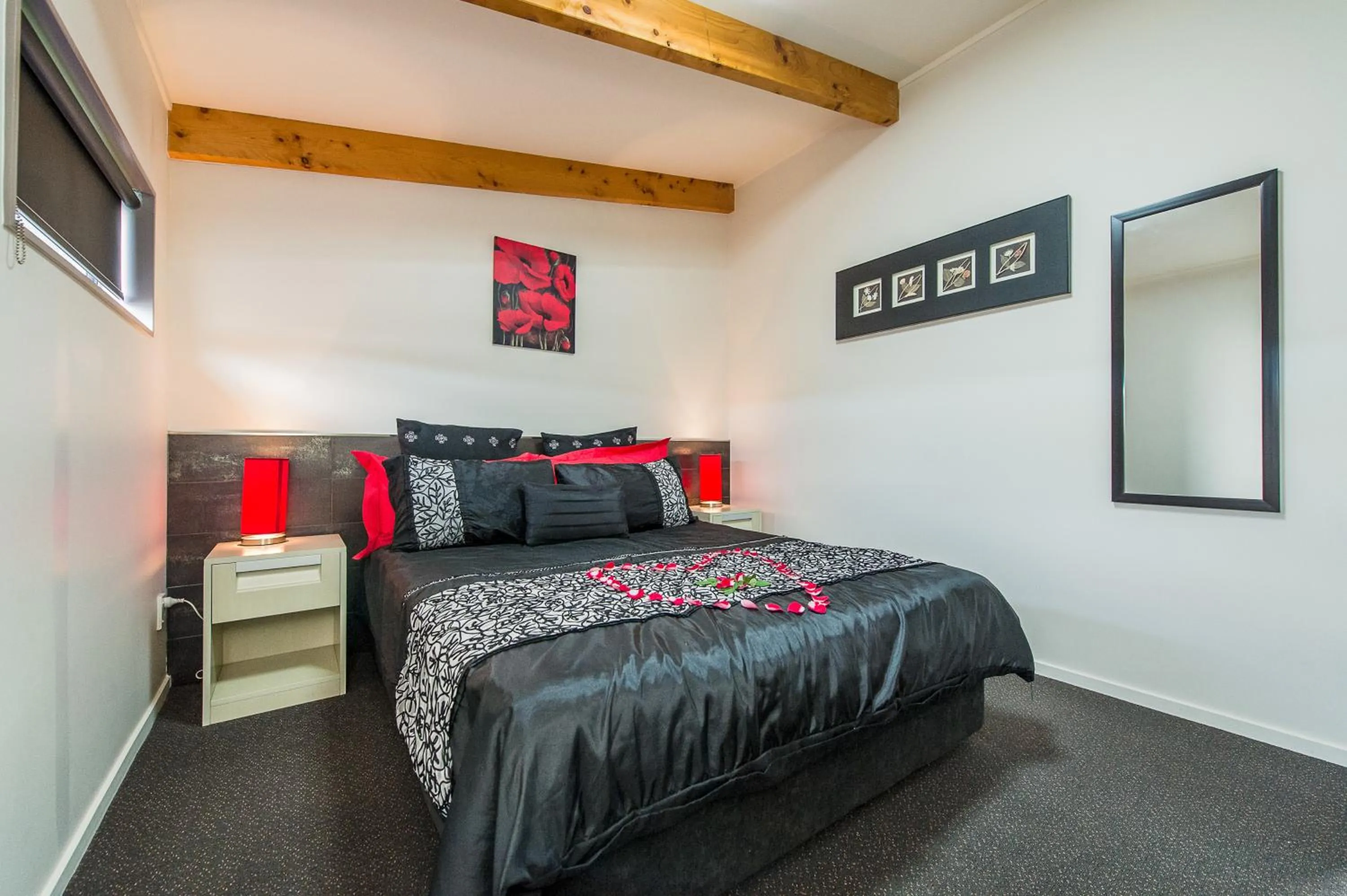 Bed in 151 On London Motel & Conference Centre