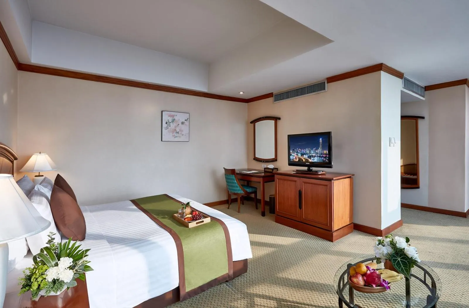 Communal lounge/ TV room, Bed in Baiyoke Sky Hotel