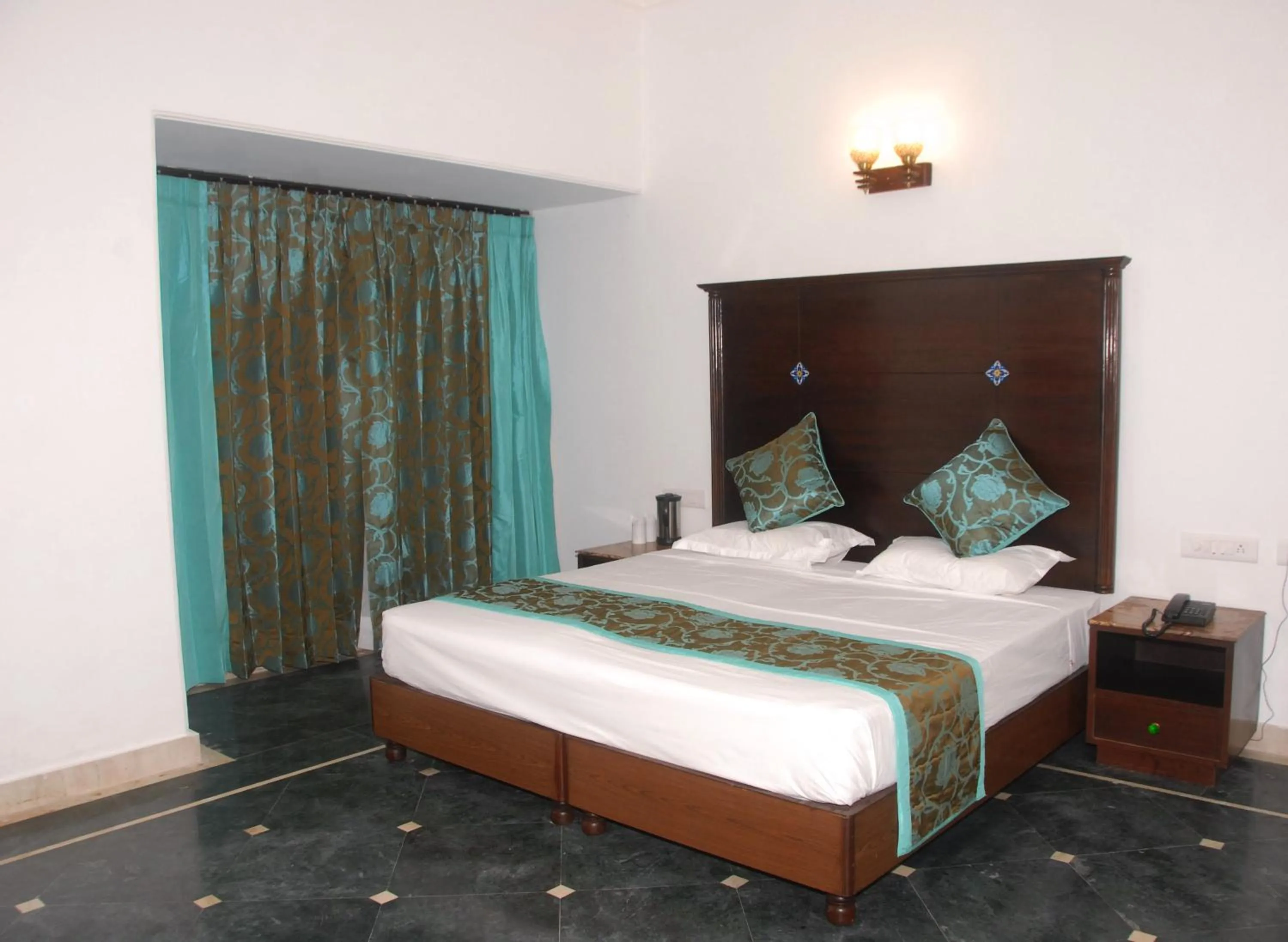 Bedroom, Bed in Nahargarh Haveli-Near Train station Metro