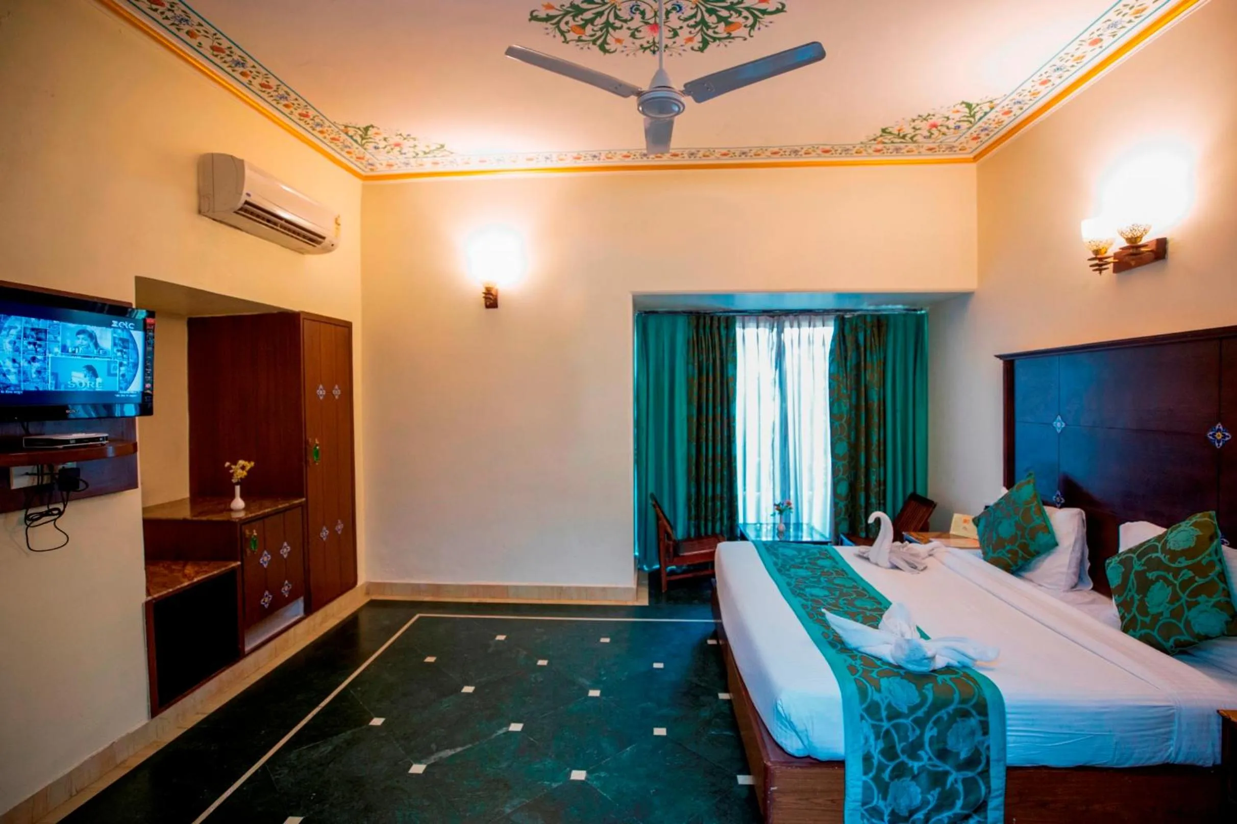 Photo of the whole room in Nahargarh Haveli-Near Train station Metro