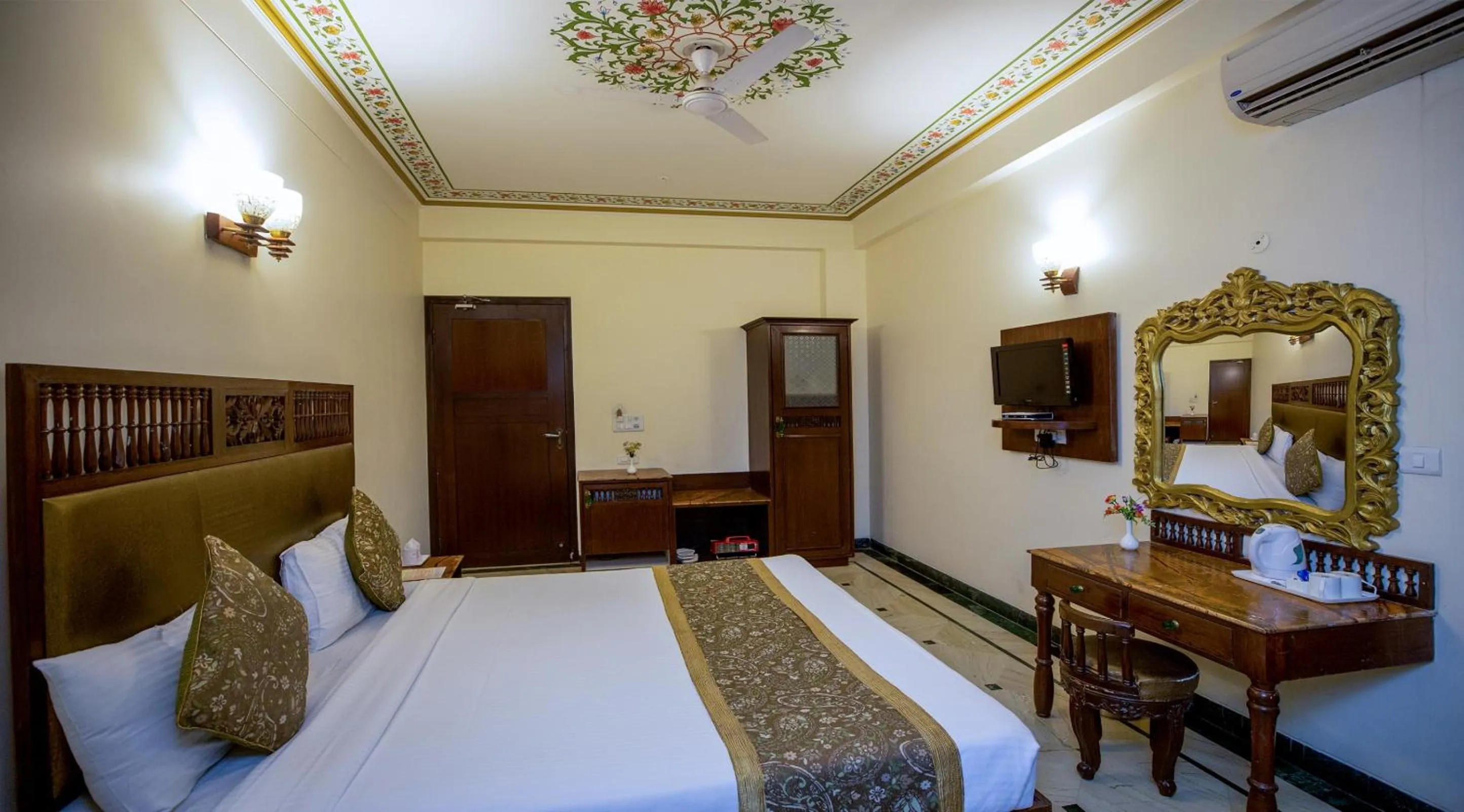Bedroom, Bed in Nahargarh Haveli-Near Train station Metro