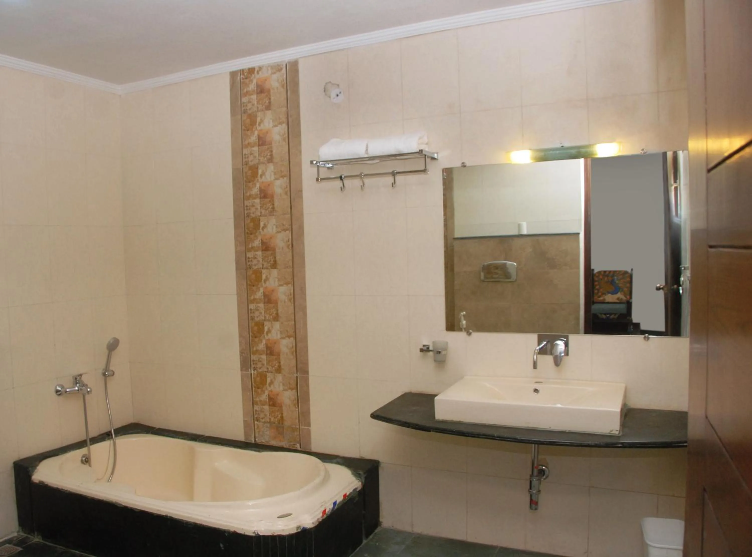 Bathroom in Nahargarh Haveli-Near Train station Metro