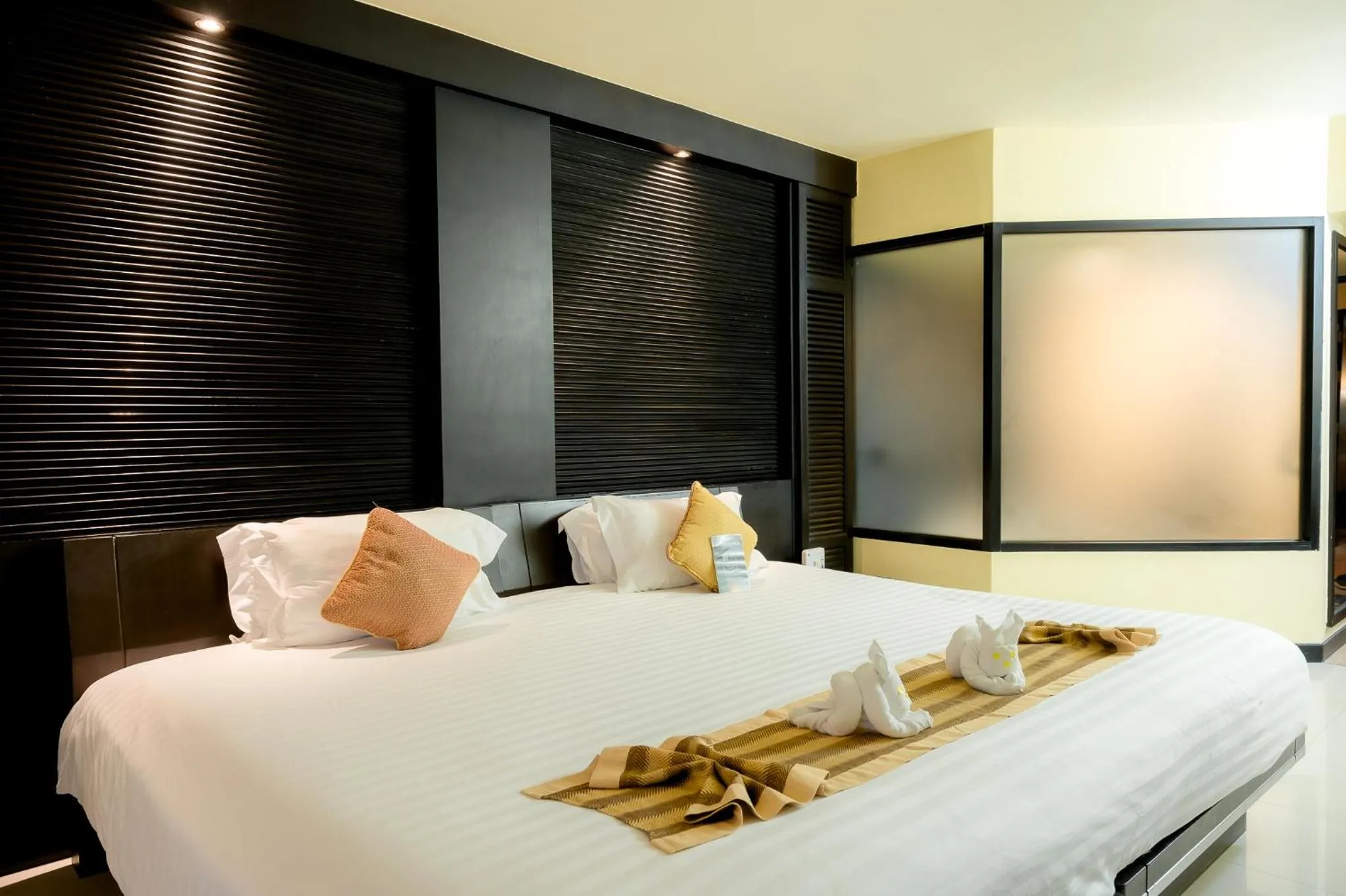 Bed in The Nouveau Chumphon Beach Resort And Golf