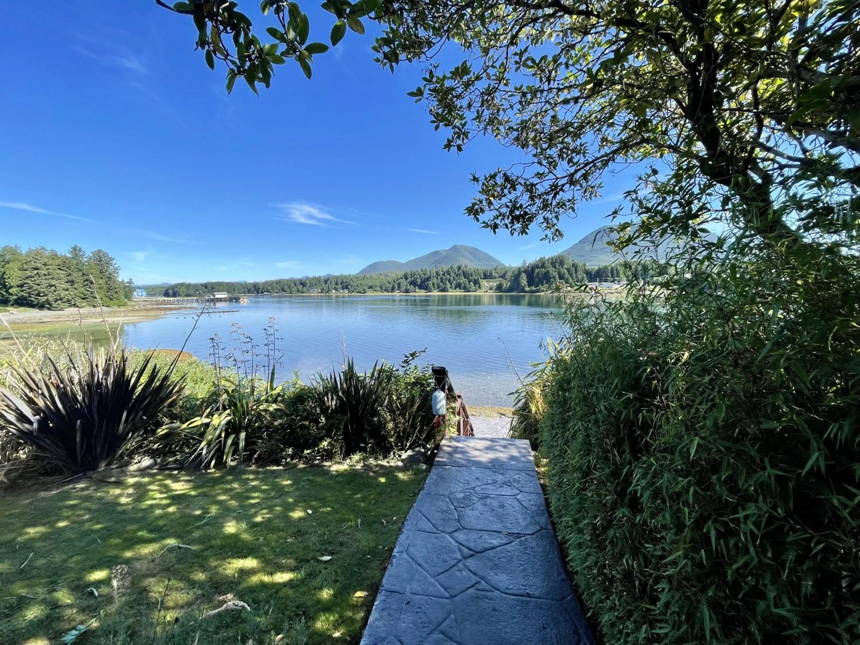 Property building in Beautiful Oceanfront Cabin With Hot Tub! - Gww