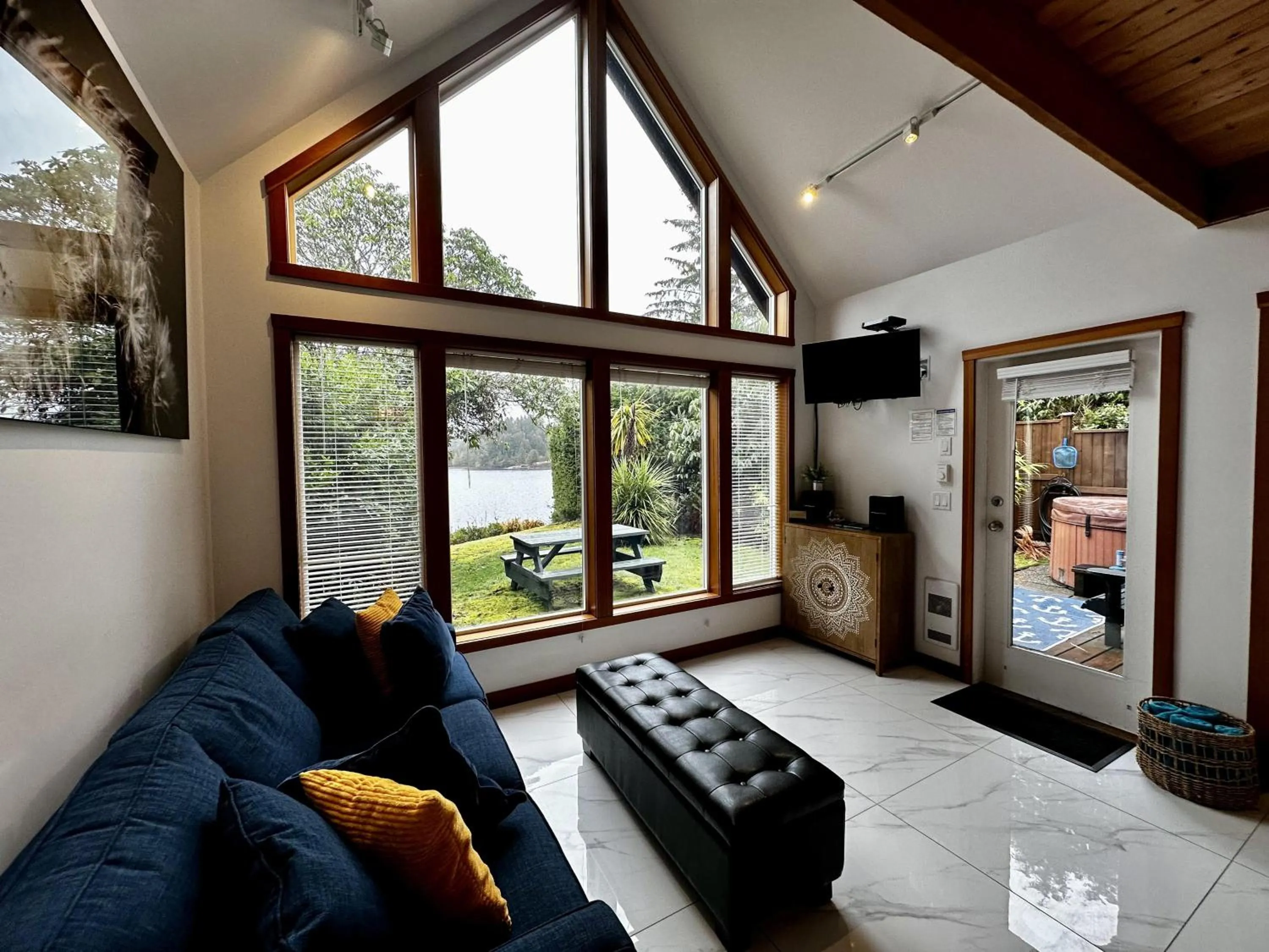 Property building in Beautiful Oceanfront Cabin With Hot Tub! - Gww