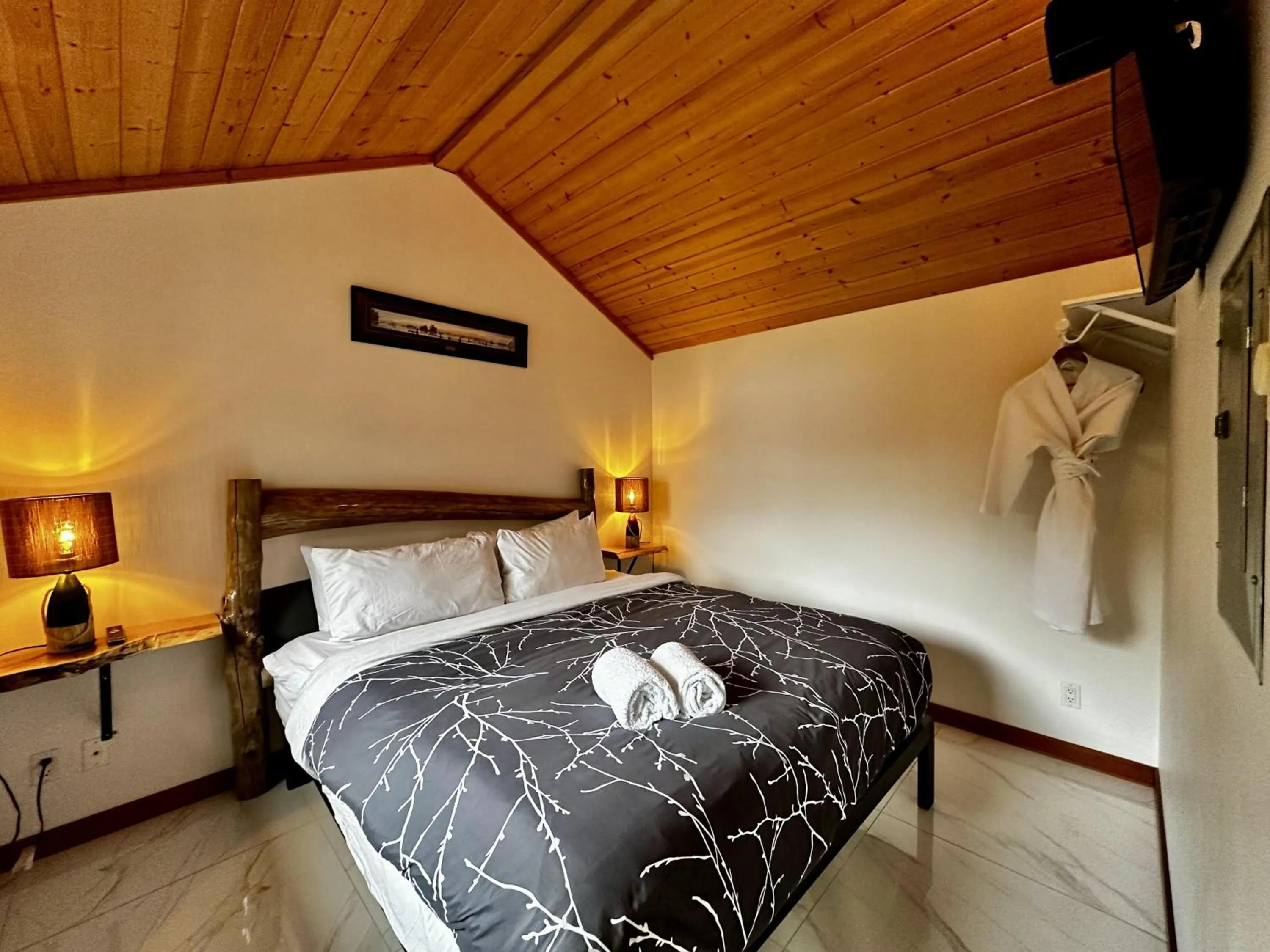 Property building, Bed in Beautiful Oceanfront Cabin With Hot Tub! - Gww