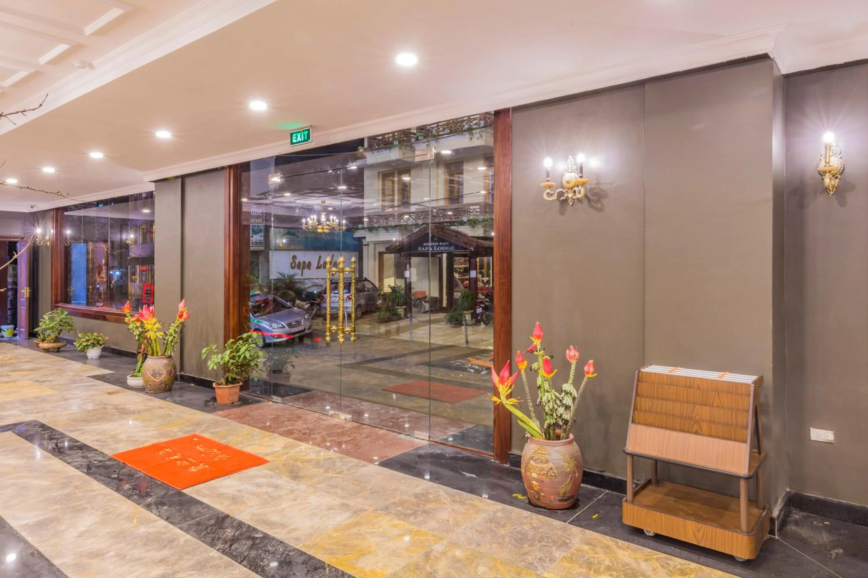 Communal lounge/ TV room in Sapa Lodge Hotel