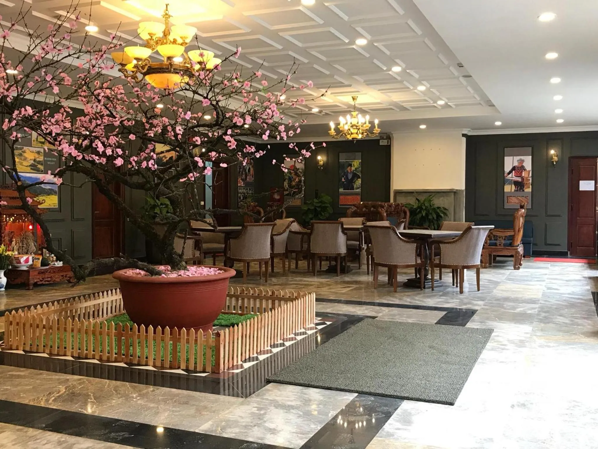 Communal lounge/ TV room in Sapa Lodge Hotel