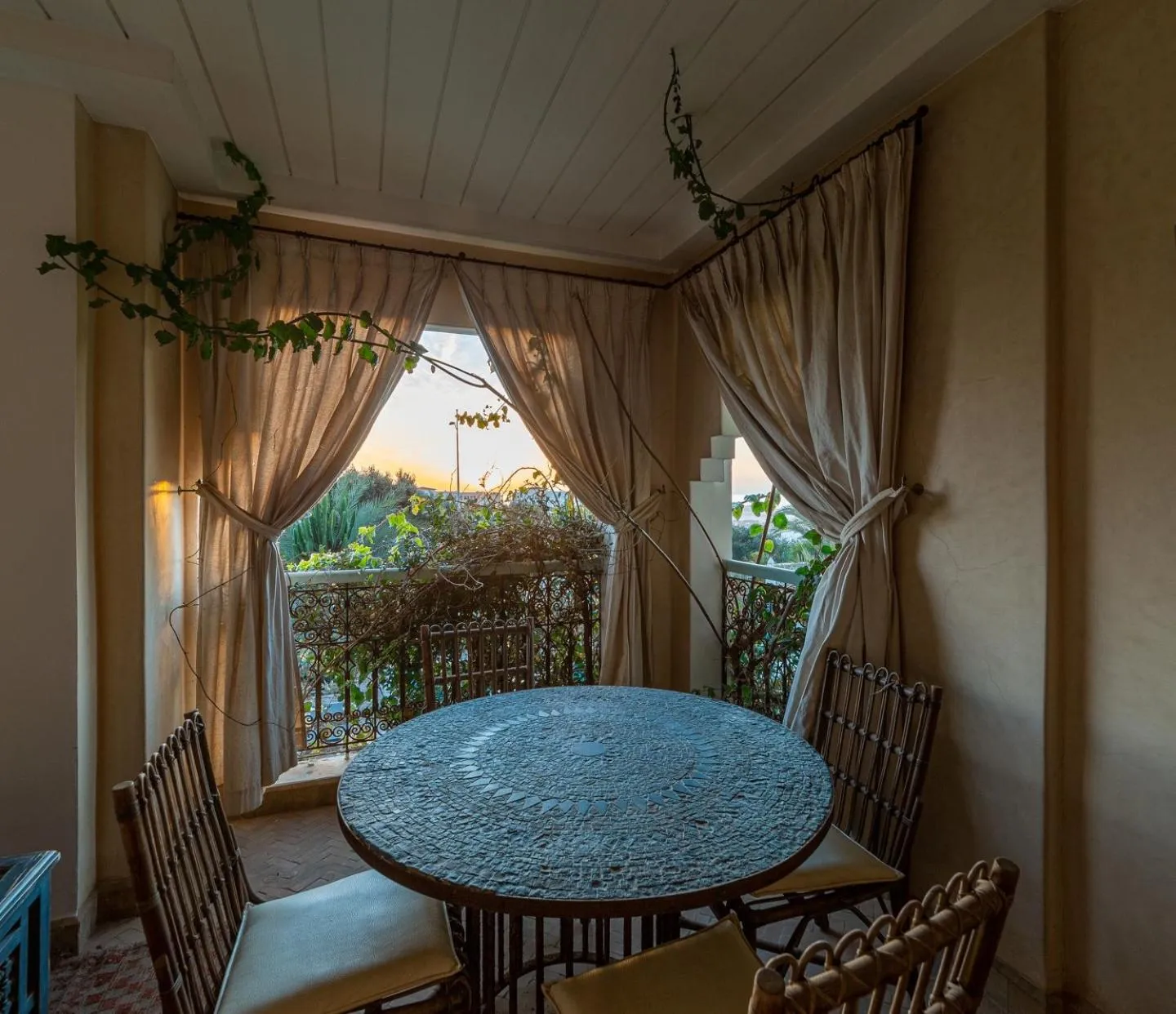 room service in Le Riad Villa Blanche