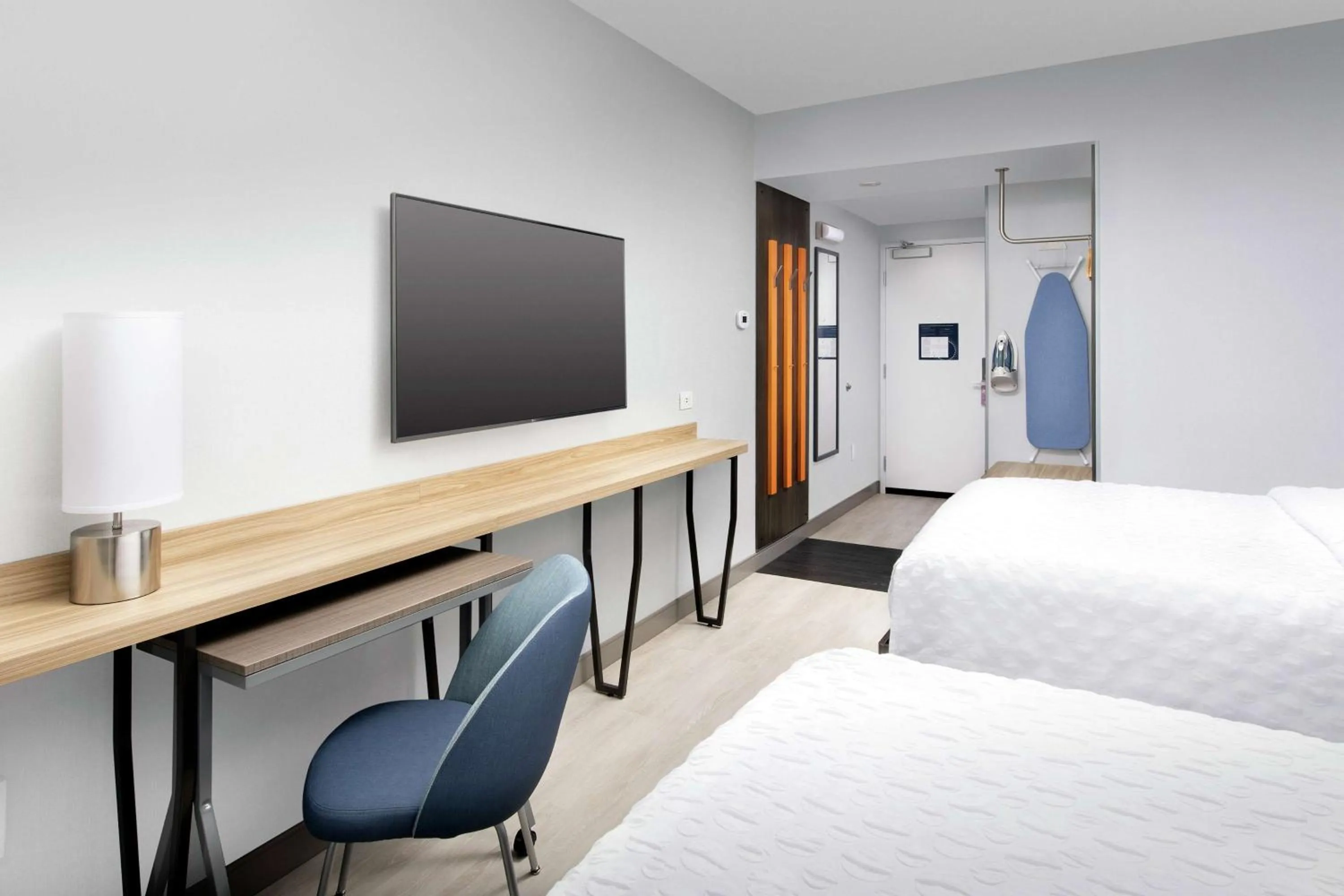 TV and multimedia, Bed in Tru By Hilton Louisville East Ky