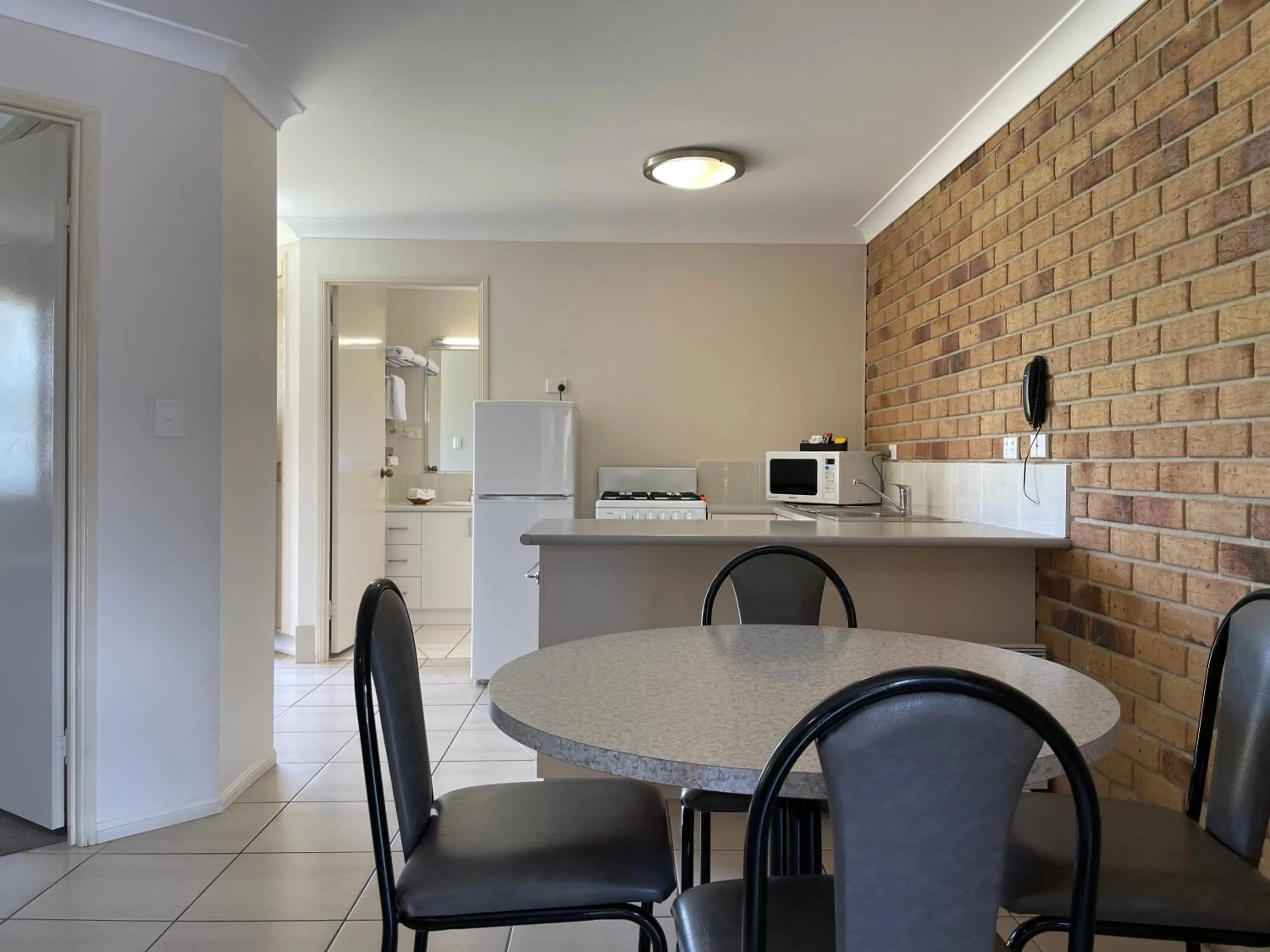 Kitchen or kitchenette in Crows Nest Motel