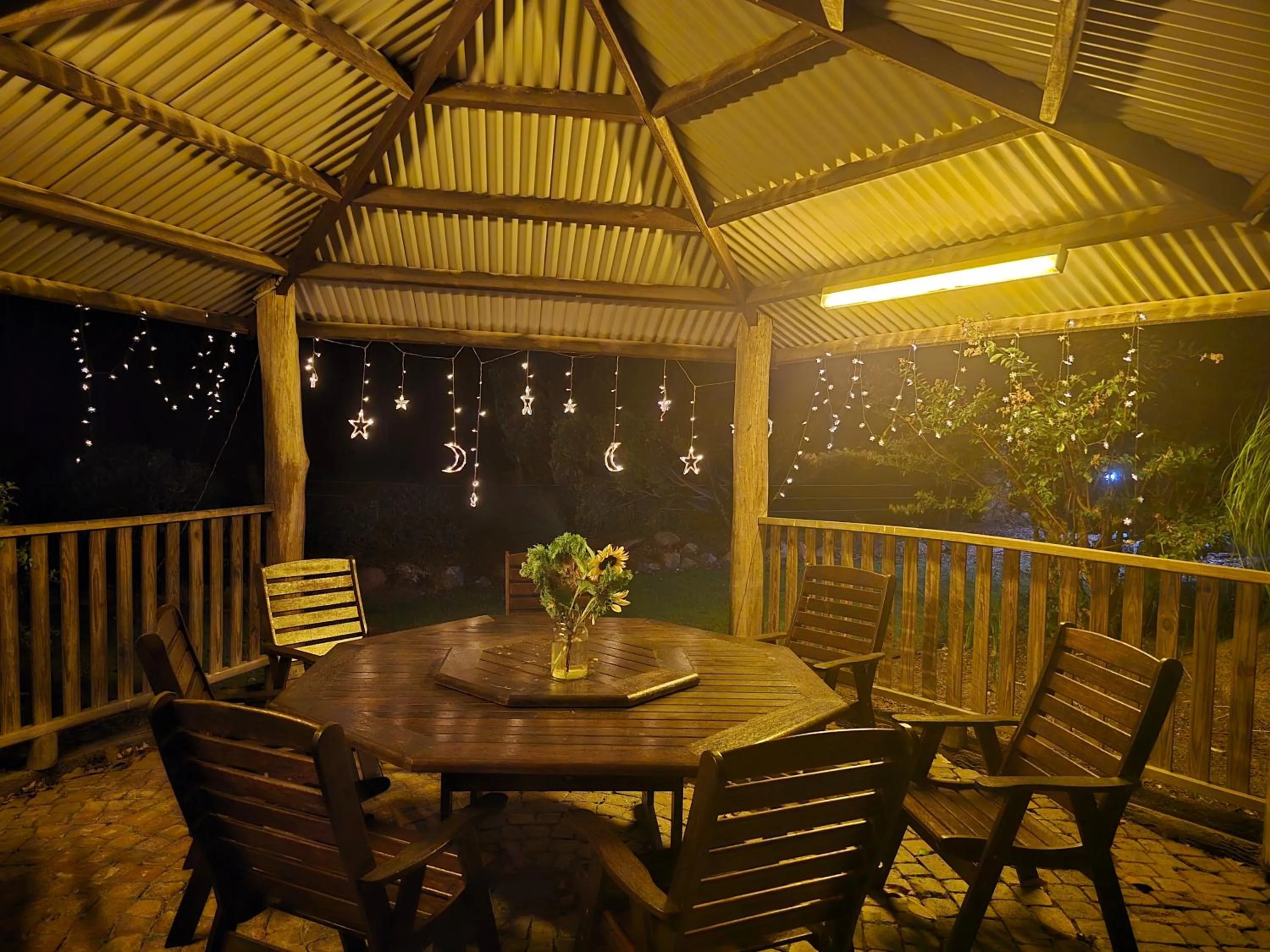 Night in Crows Nest Motel