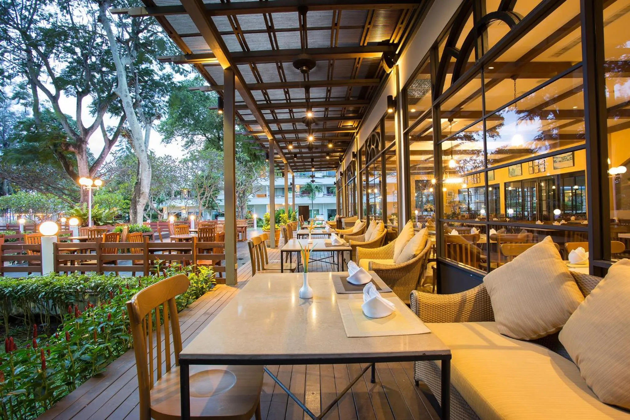 Restaurant/places to eat in Novotel Rayong Rim Pae Resort