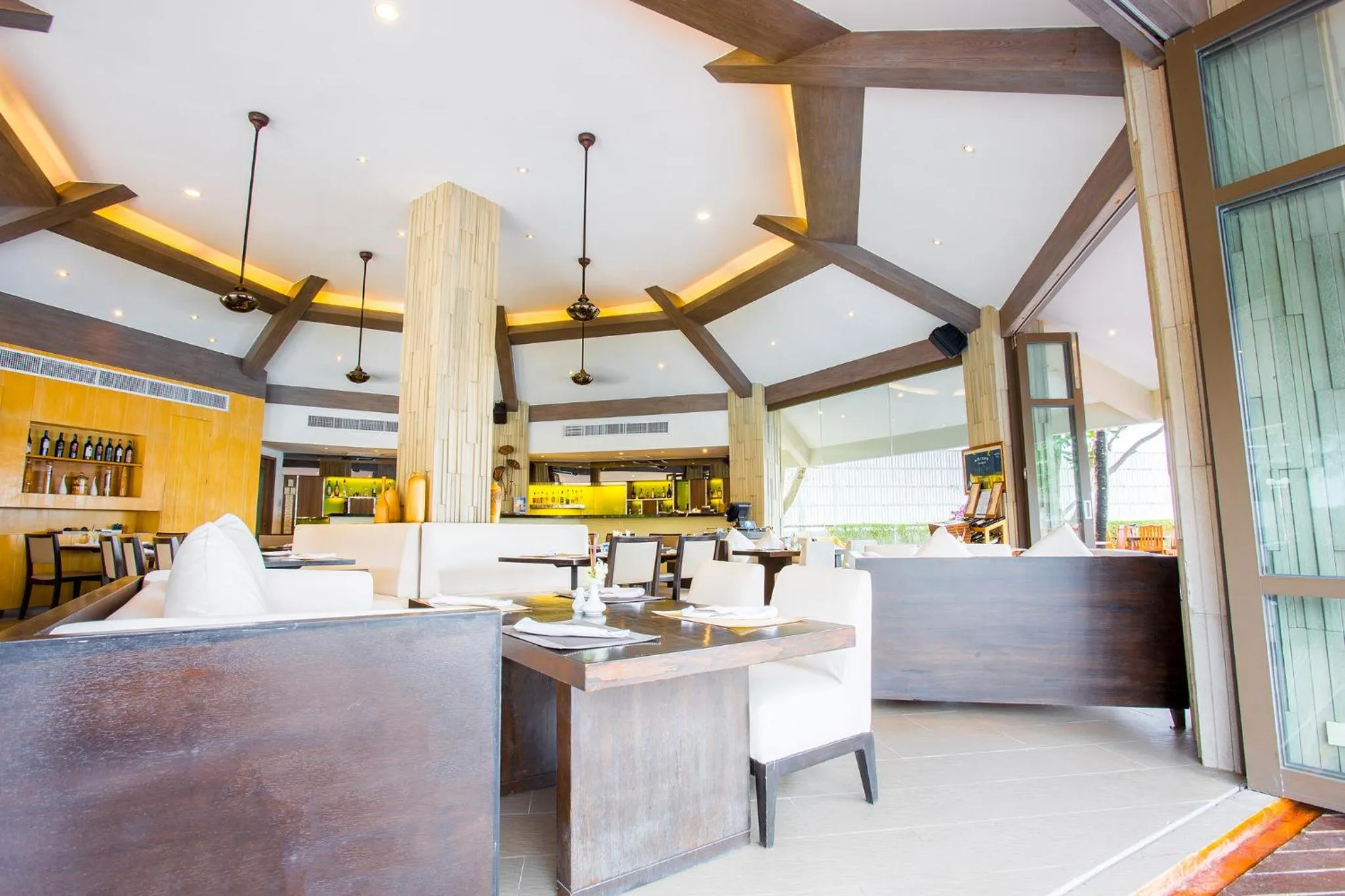 Restaurant/places to eat in Novotel Rayong Rim Pae Resort