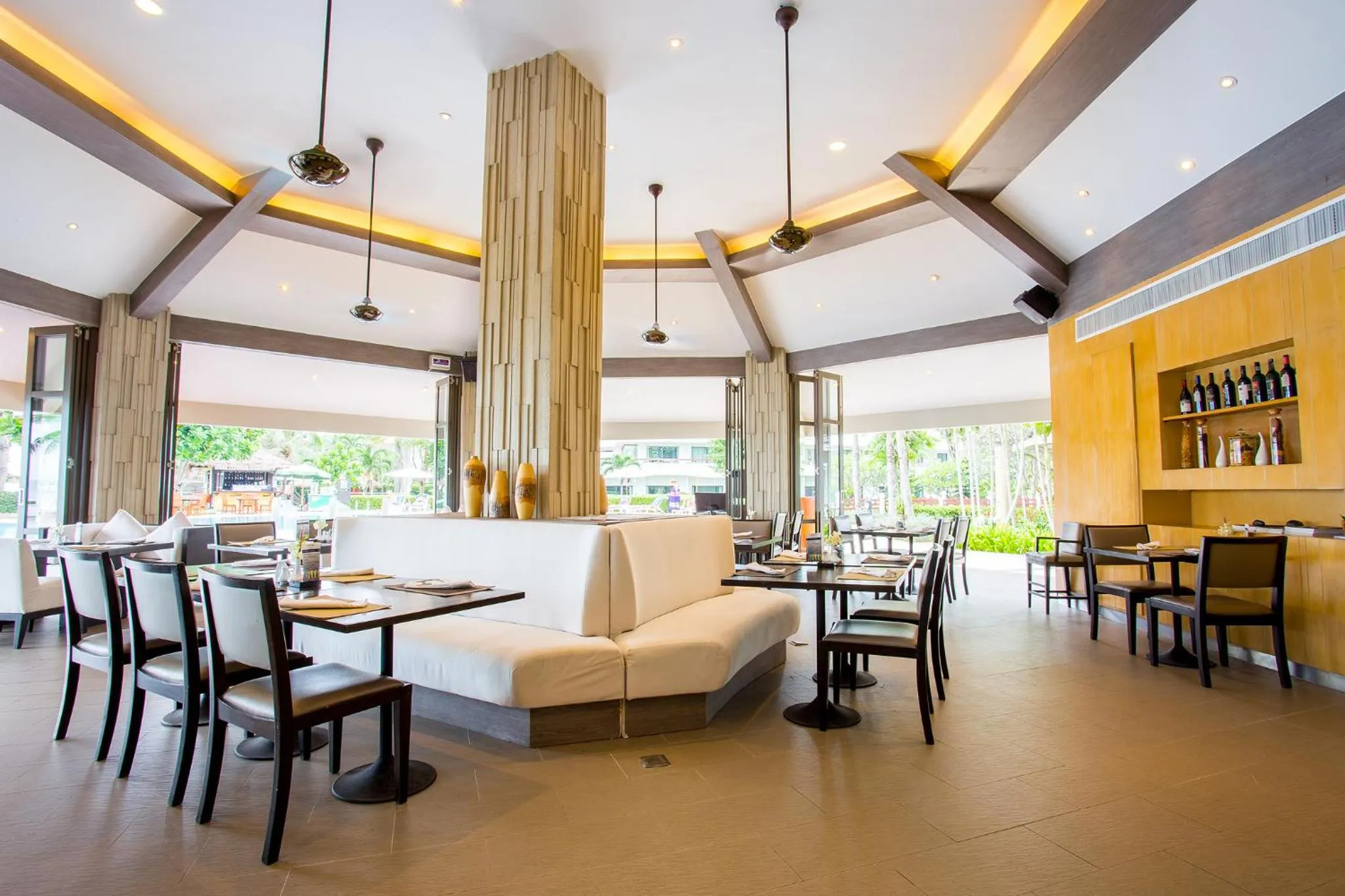 Restaurant/places to eat in Novotel Rayong Rim Pae Resort