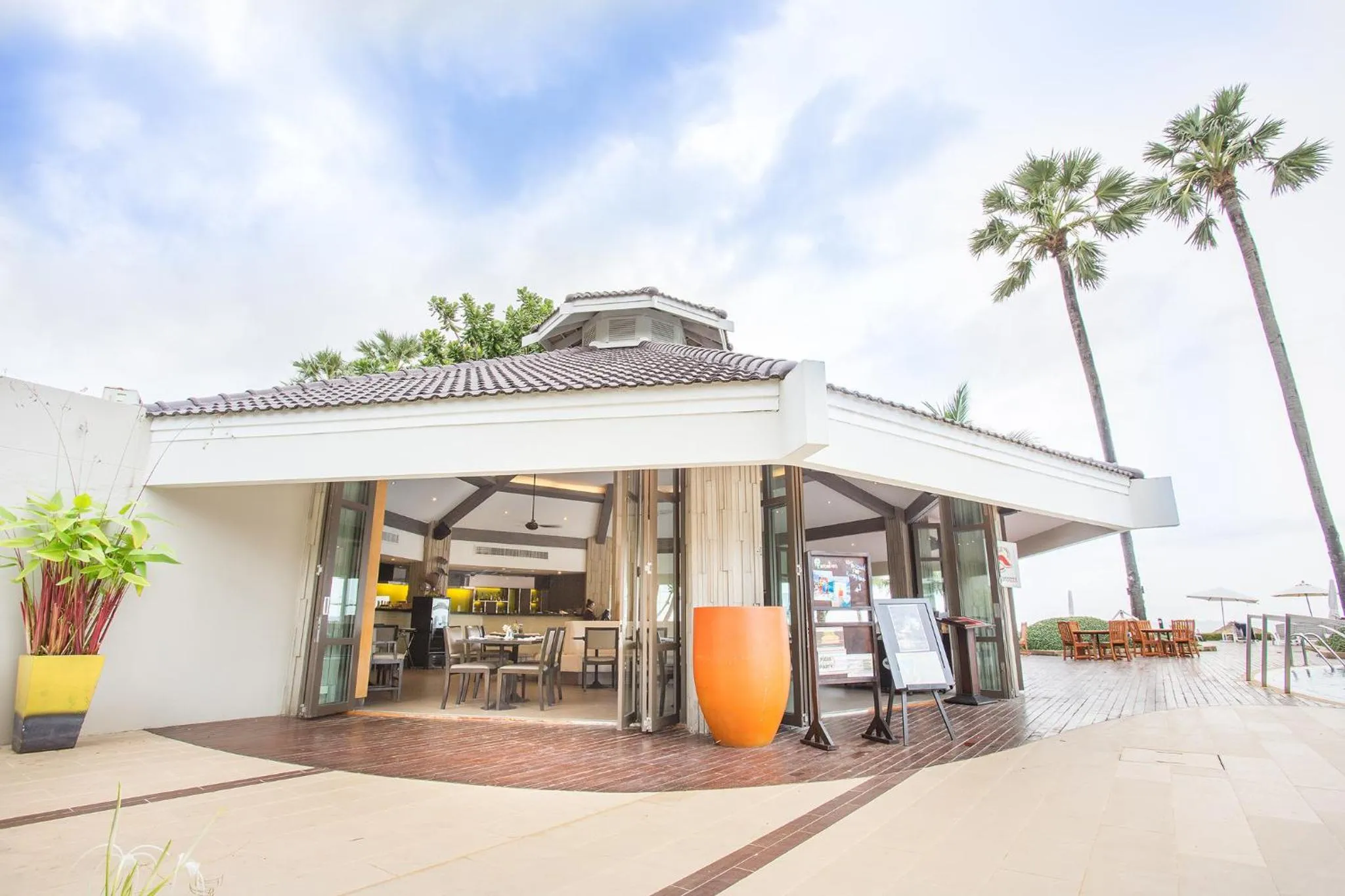 Restaurant/places to eat in Novotel Rayong Rim Pae Resort