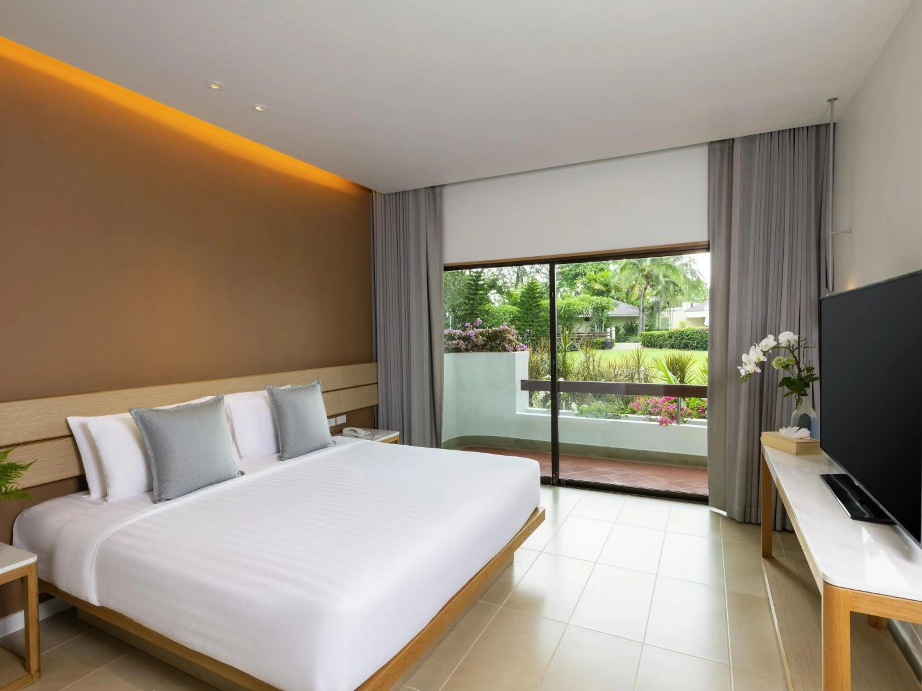 Bedroom, Bed in Novotel Rayong Rim Pae Resort