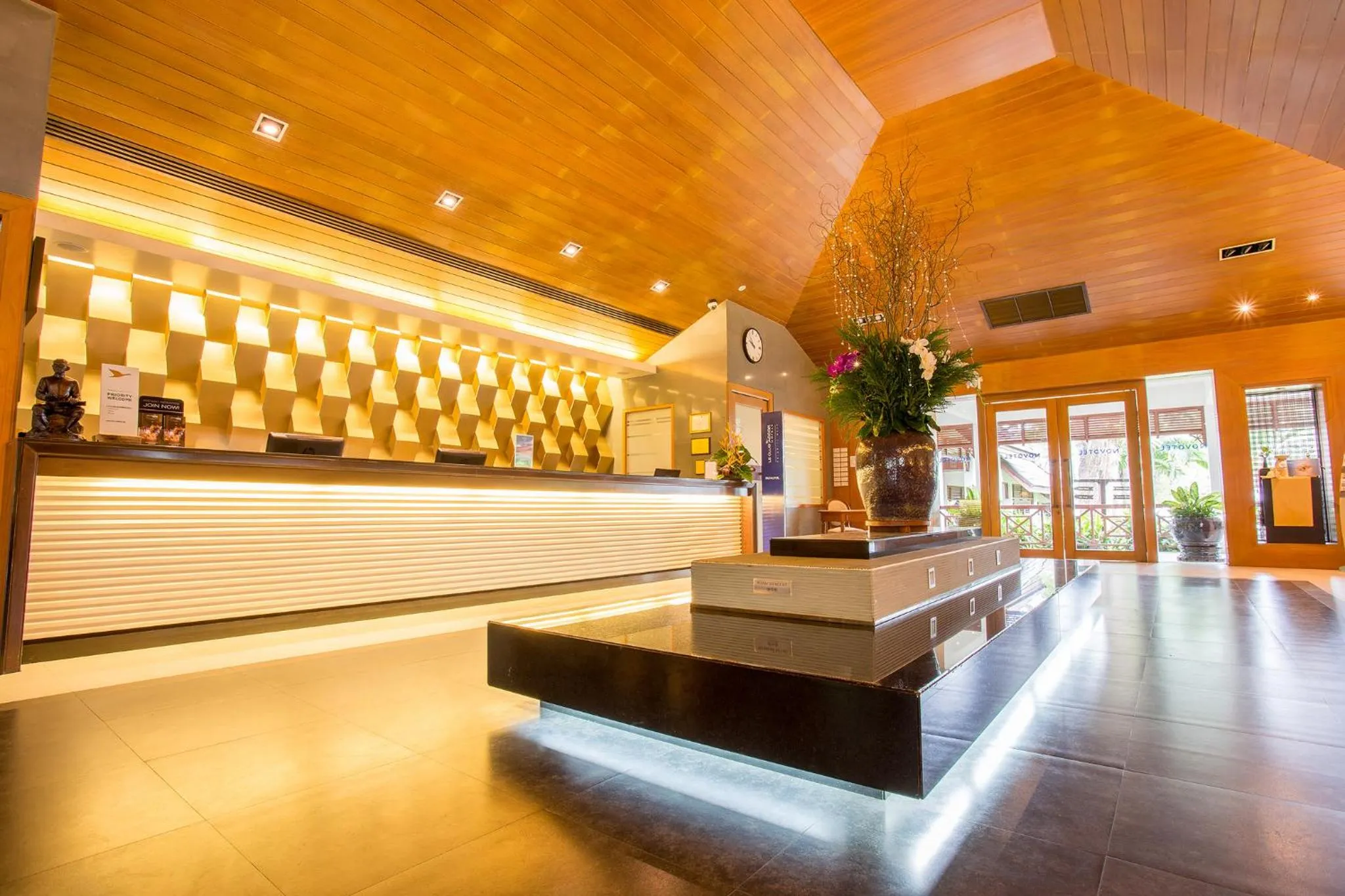 Lobby or reception in Novotel Rayong Rim Pae Resort