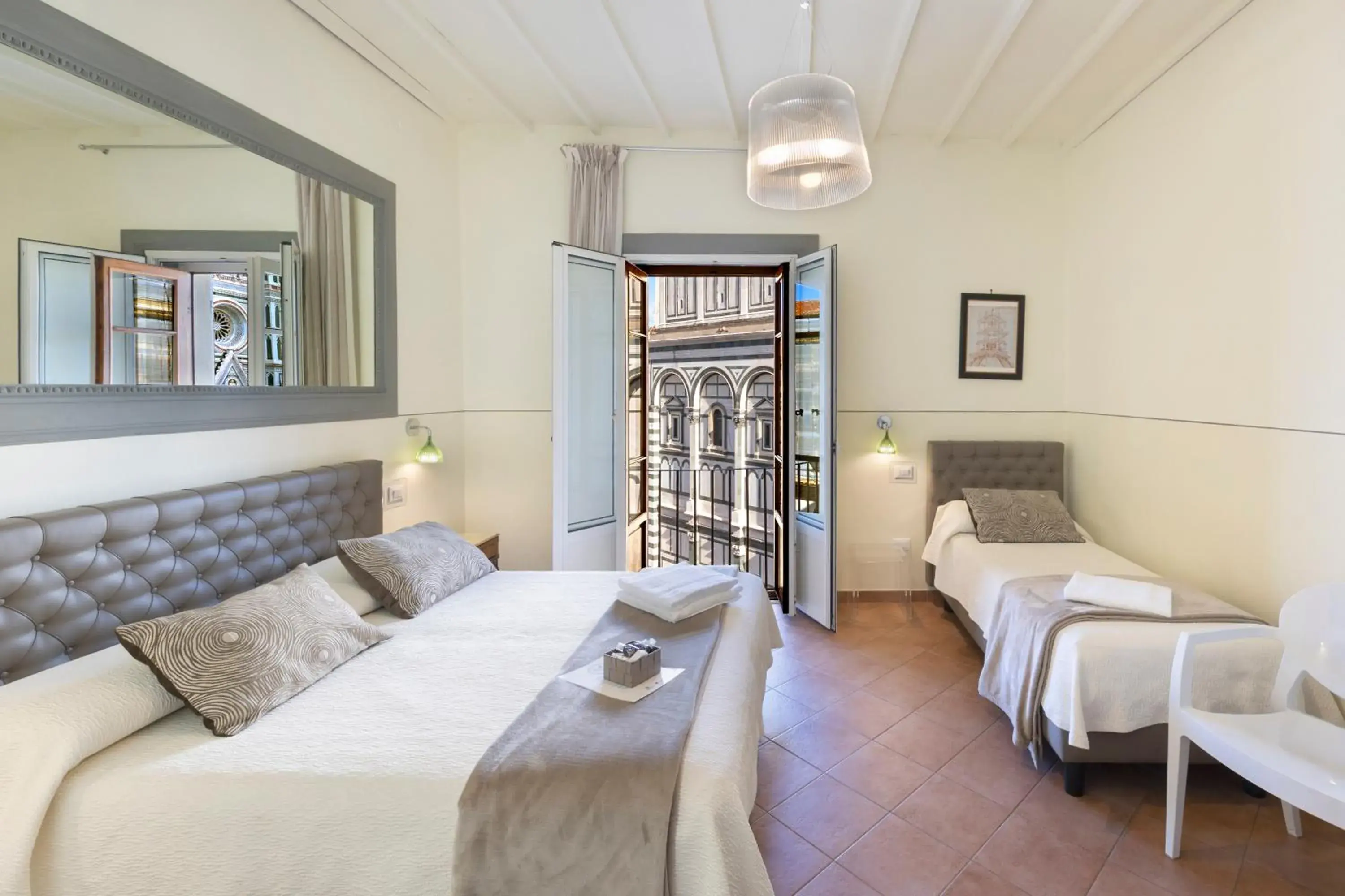 Triple Room with Duomo View in B&B Soggiorno Battistero Triple Room with Duomo View in B&B Soggiorno Battistero