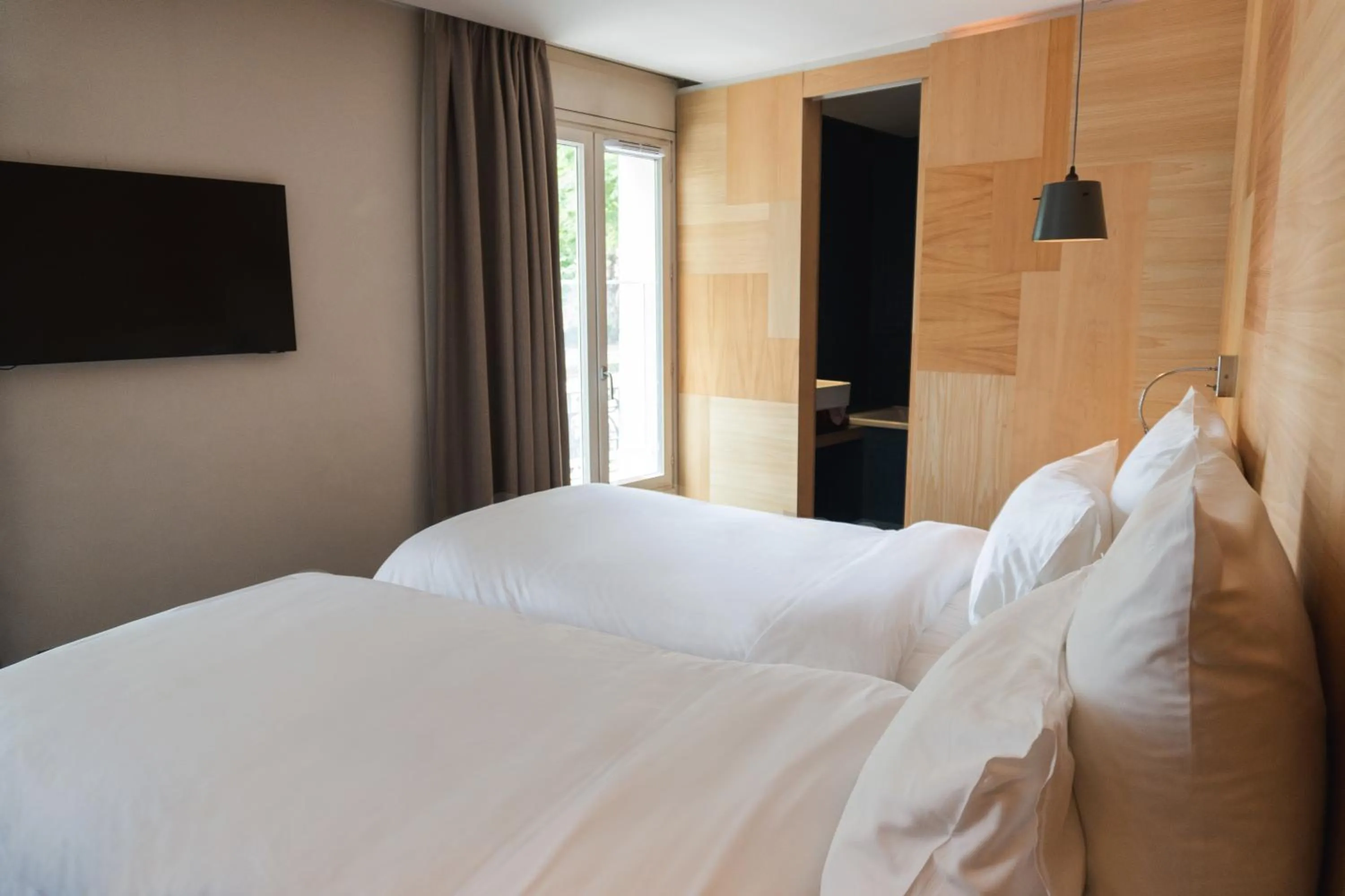 Junior Suite K - with view on the Canal St Martin. in Le Citizen Hôtel