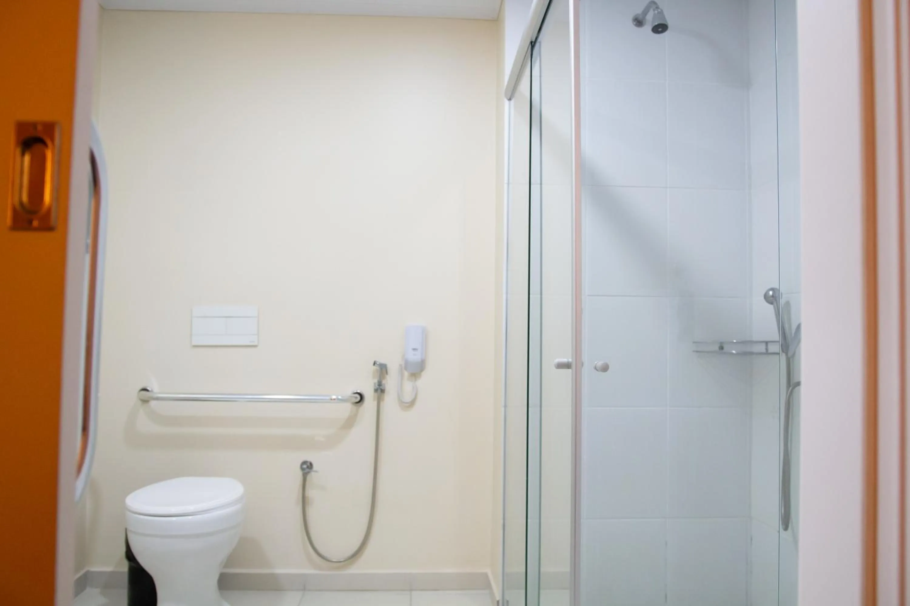 Shower in ibis budget Muriae
