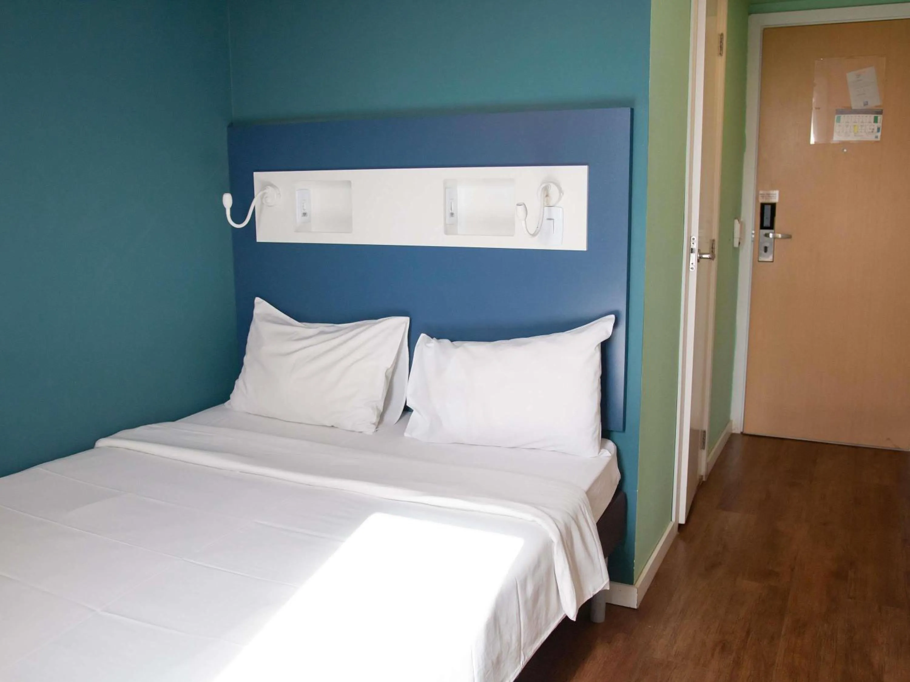 Bedroom, Bed in ibis budget Muriae