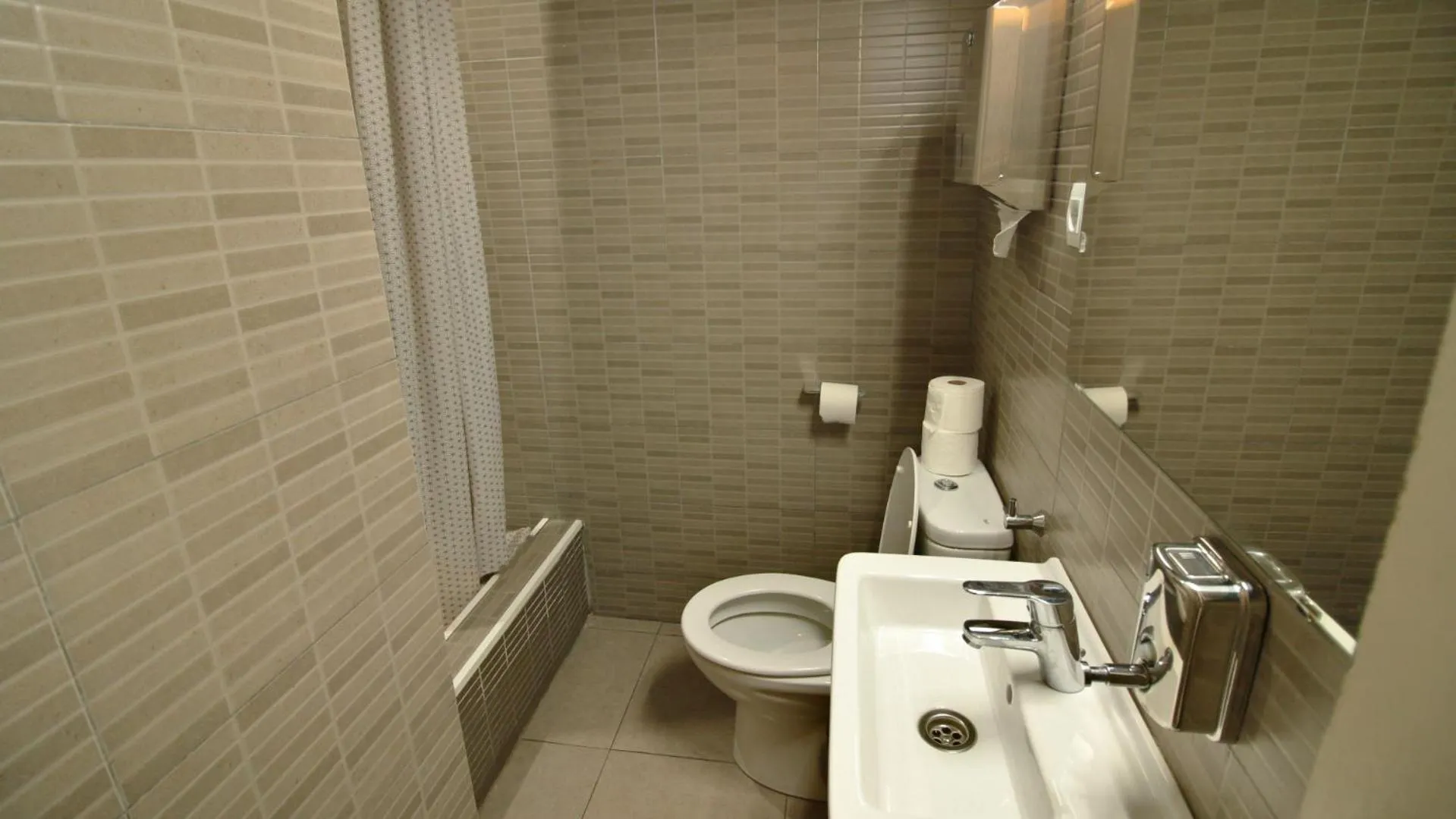 Bathroom in Paraiso Hostel