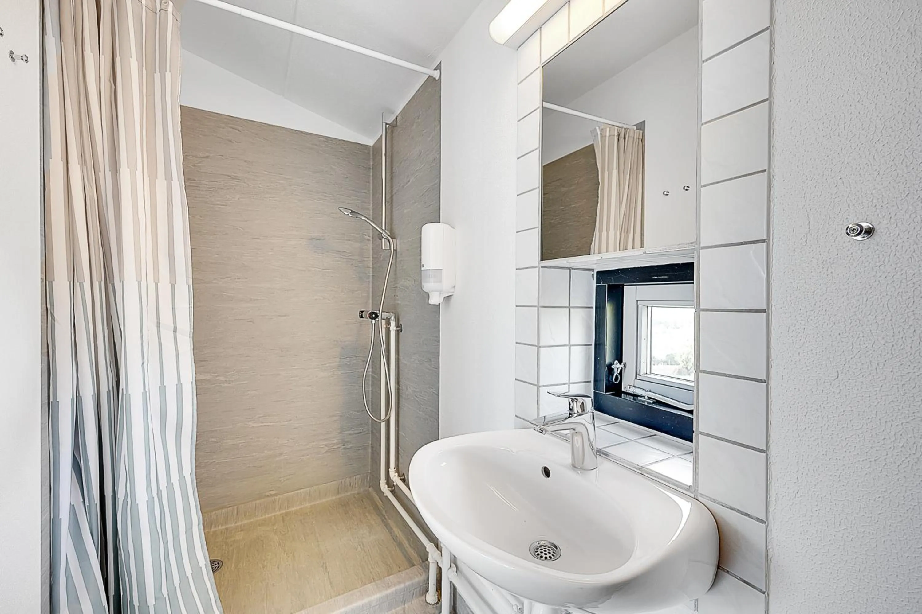 Shower in Danhostel Rønde